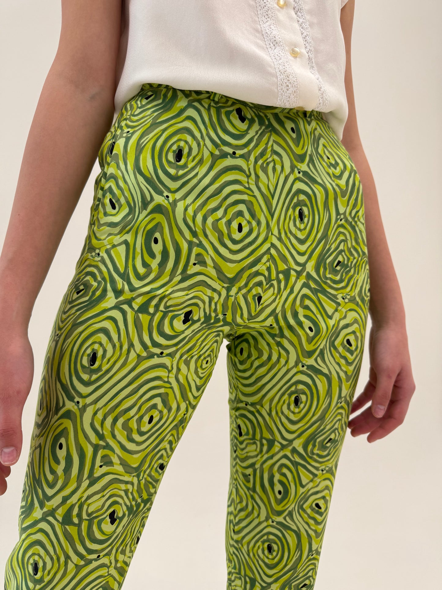 Pantaloni din mătase naturală cu talie extrem de înaltă în nuanțe de verde