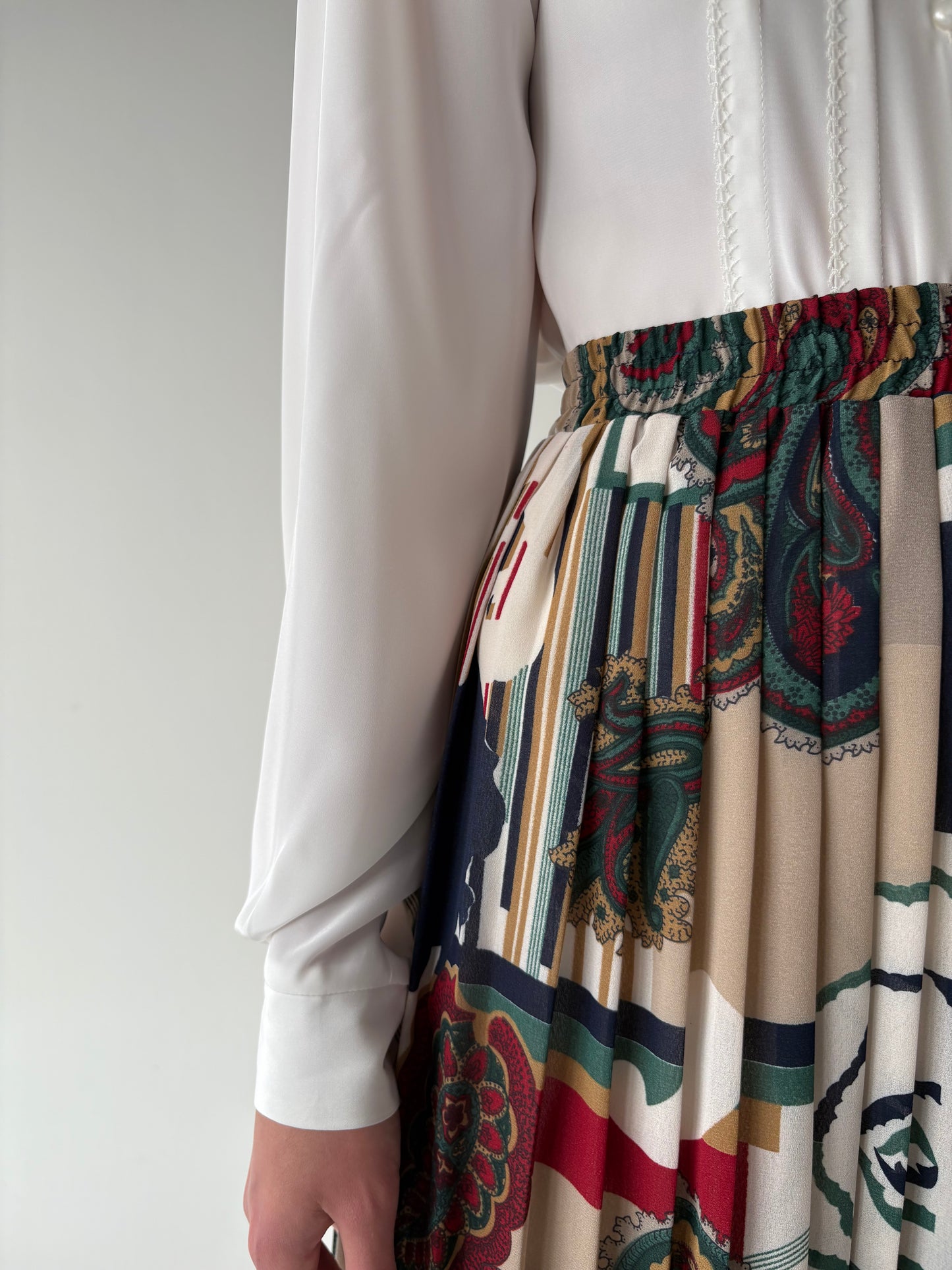 Fustă vinatge plisată în nuanțe clasice cu talie ultra înaltă marcată