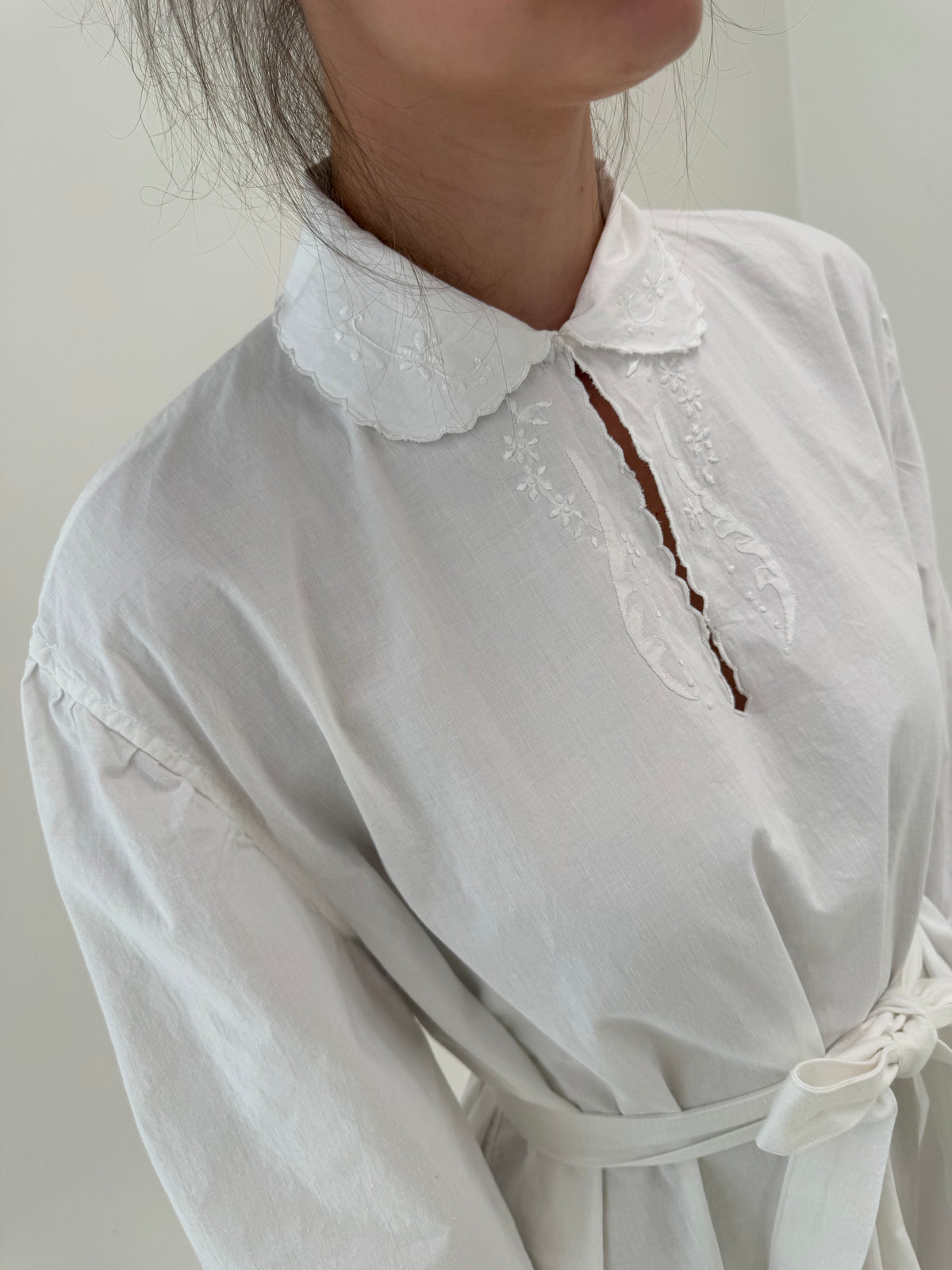 Rochie maxi cu broderie manuală delicată din pânză excepțională de in și bumbac