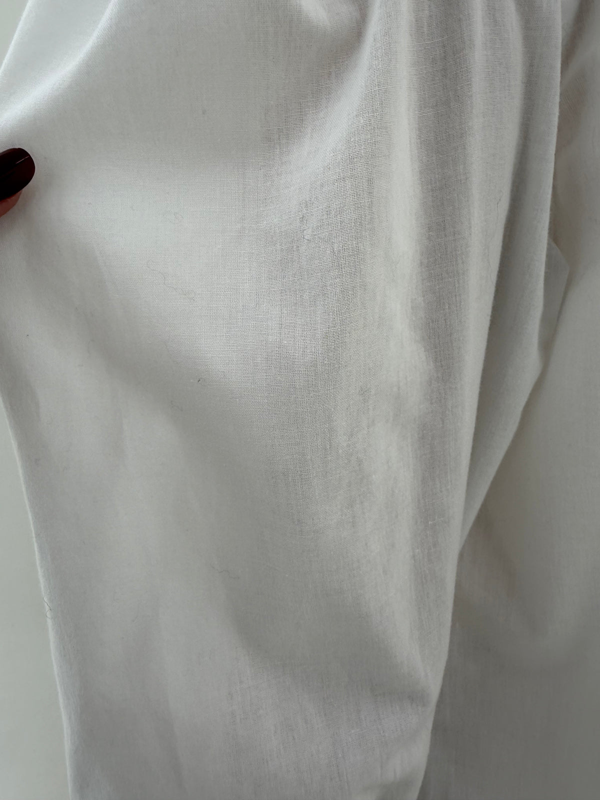 Cămașa vintage cu jabou, broderie anglaise și mâneci bufante