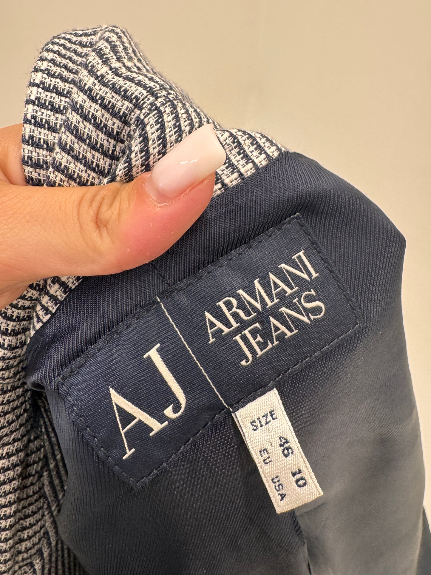 Sacou Armani în dungi fine Navy din in în croi cambrat cu paspoal