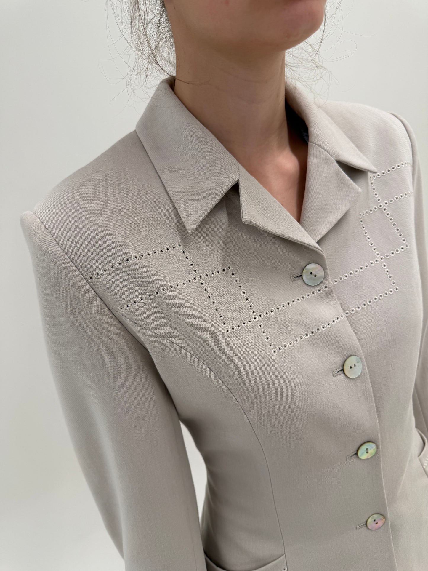 Sacou cambrat warm gray de vară în croi minimalist