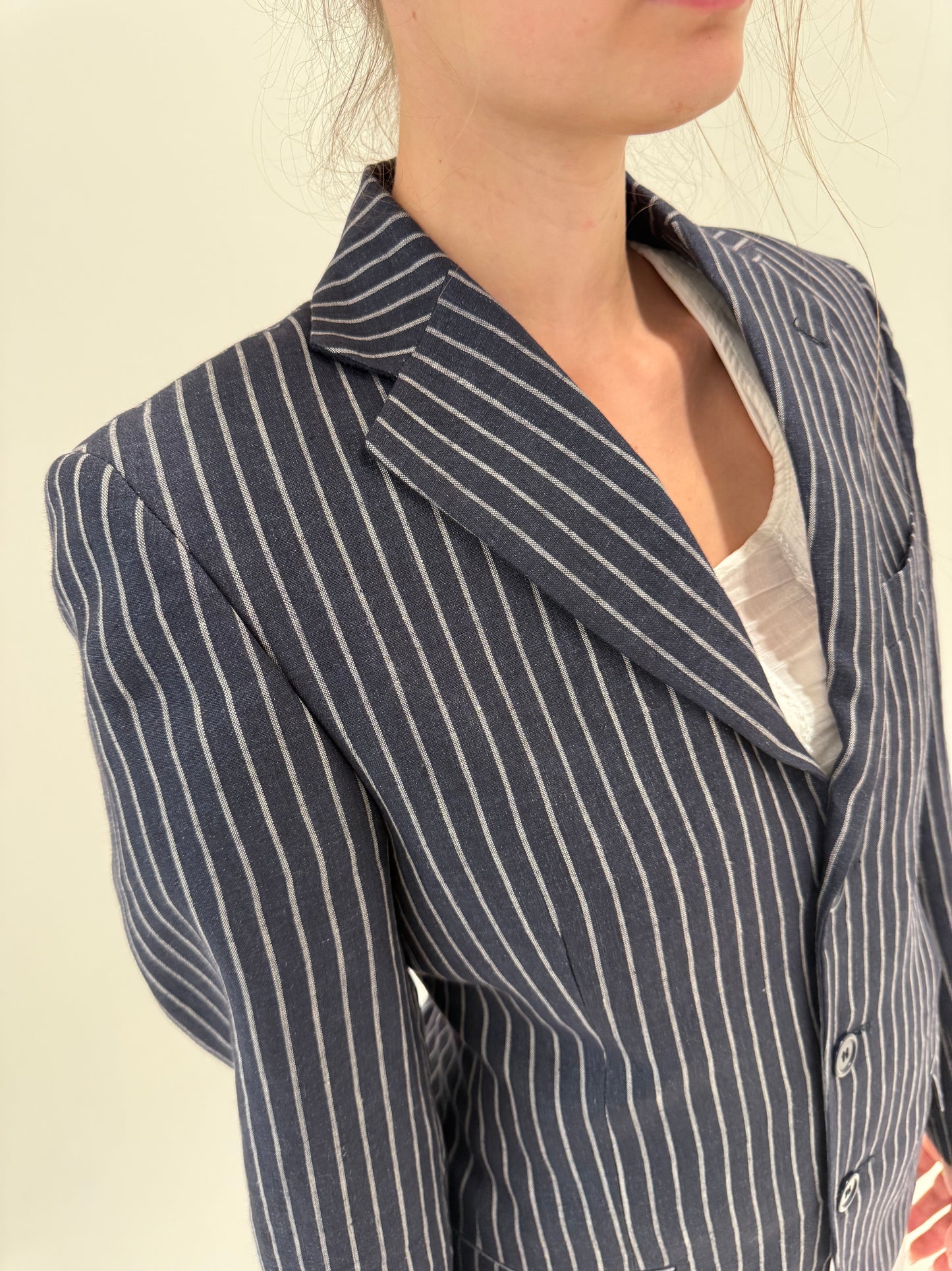 Sacou italian Navy tall cu dungi albe verticale din in preemium