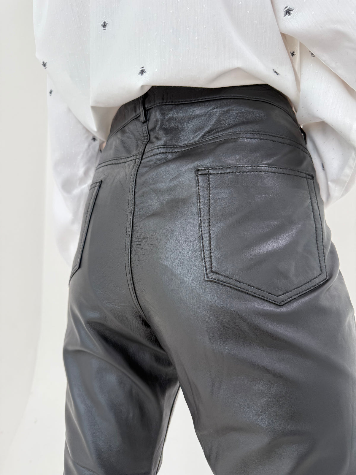 Pantaloni tall din piele naturală și xtrem de moale în croi pe picior și talie generoasă