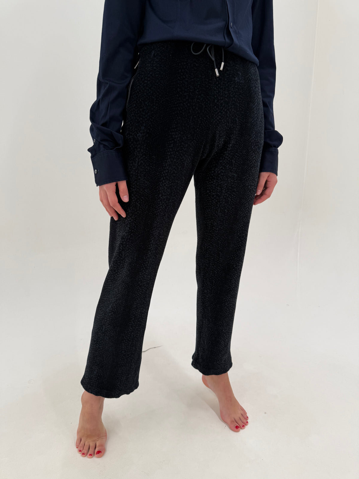 Pantaloni Versace din catifea cu animal print stilizat în croi drept
