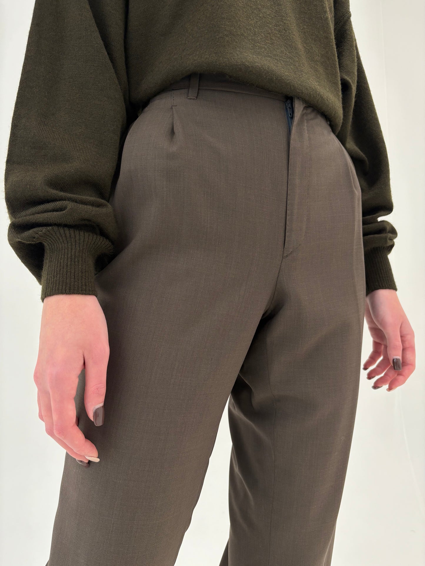 Pantaloni petite chocolate brown cu pense și manșete din lana extrafina