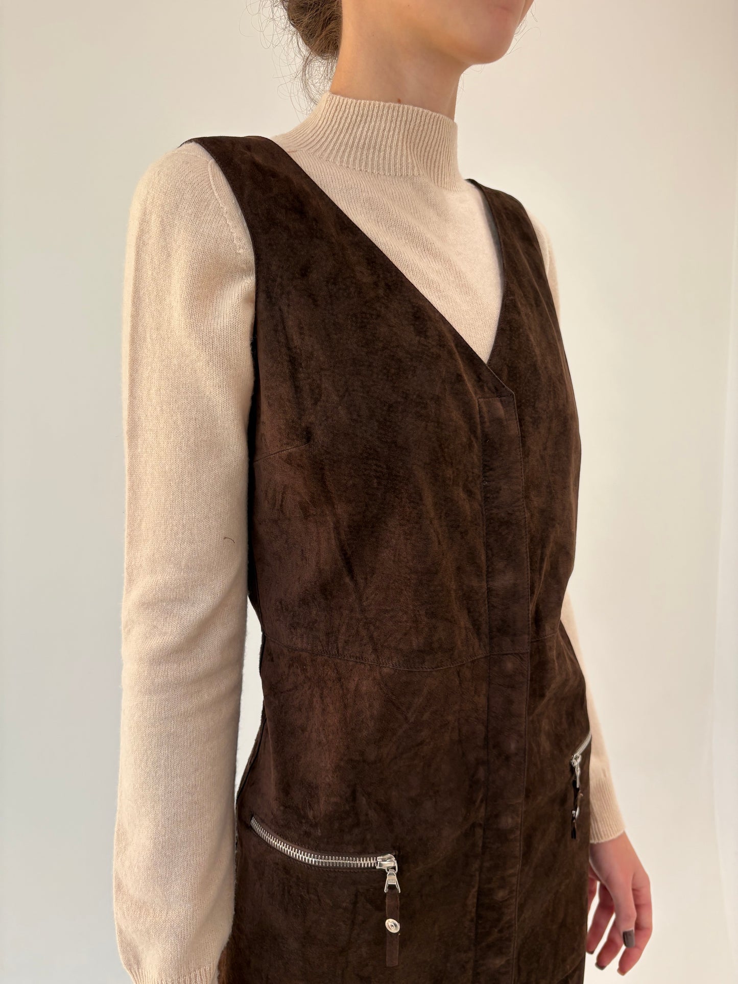 Rochie chocolate brown din piele naturală moale întoarsă ușor cambrata