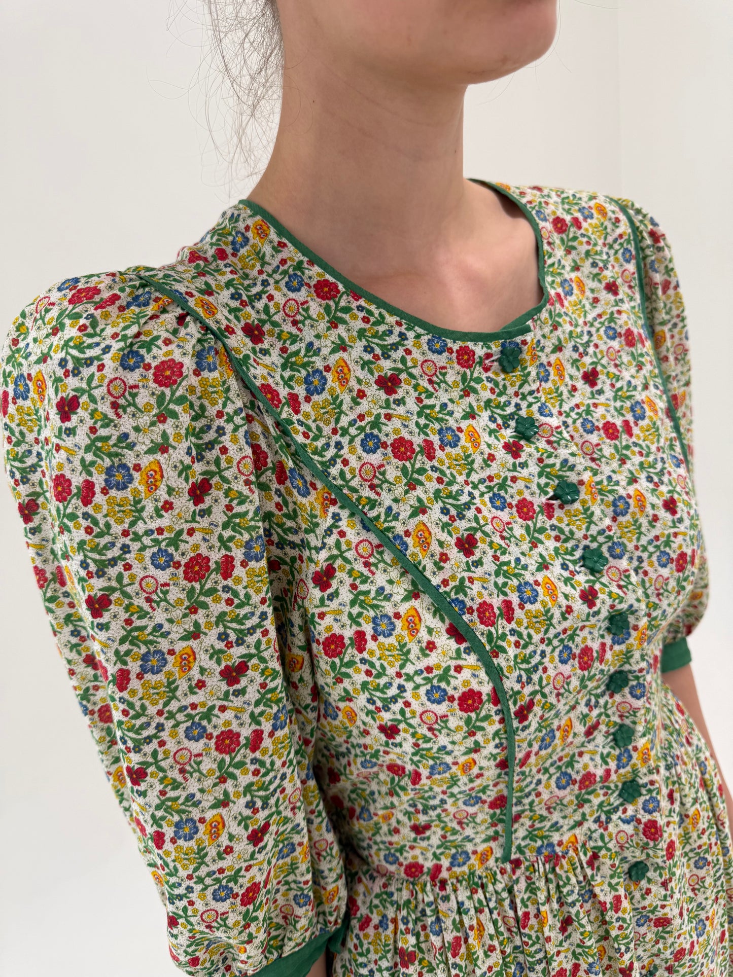 Rochie vintage cu corsaj și buzunare midi lung din pânzica excepțională