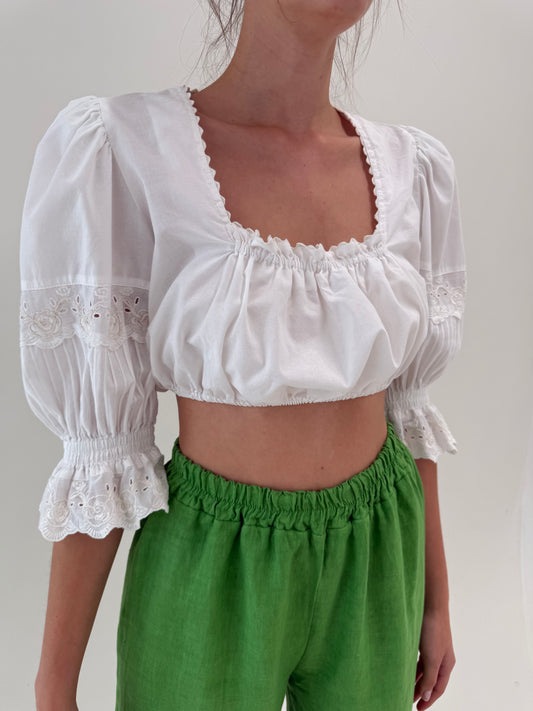 Top vintage cropped cu mâneci bufante, dantelă și broderie