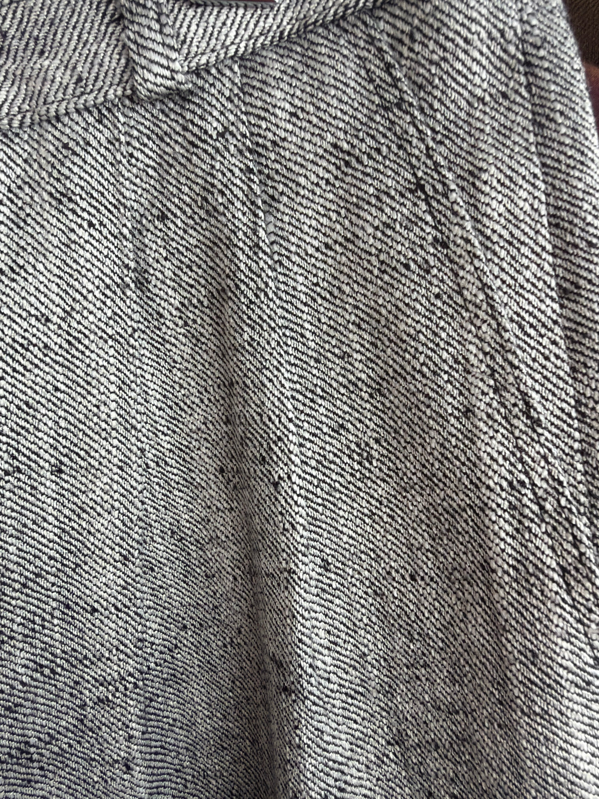 Pantaloni tall excepționali din material spectaculos silver gray cu negru
