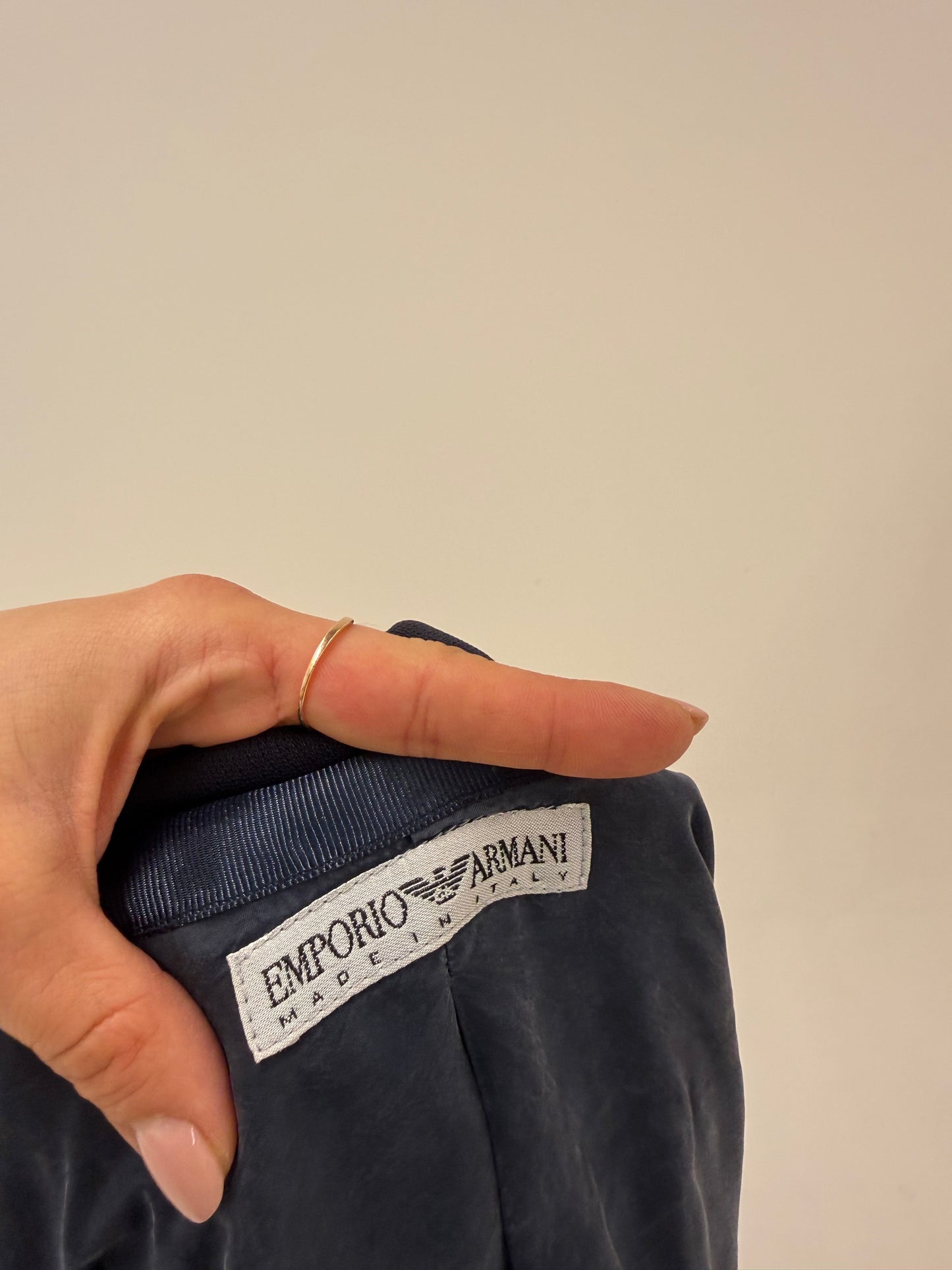 Sacou cambrat Armani de sezon cald în croi minimalist atemporal specific