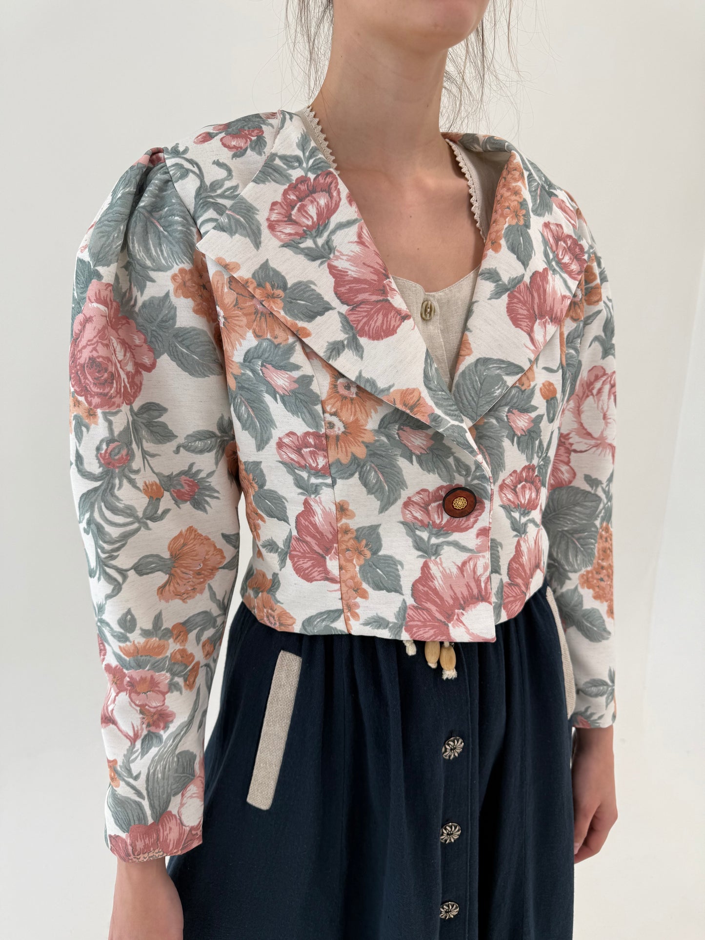Sacou din pânză cu print floral superb în croi cambra spre cropped