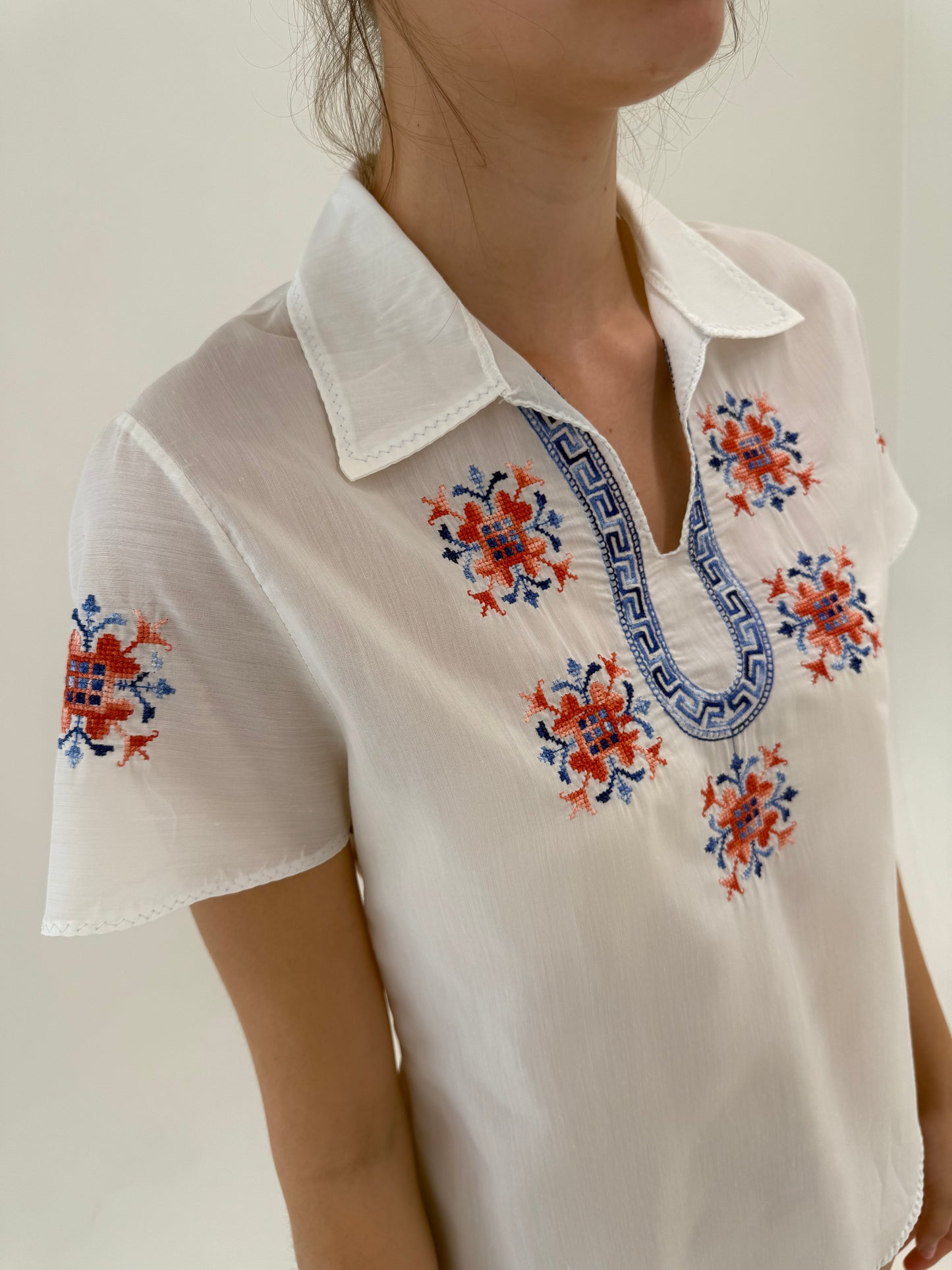 Top vintage cu broderie manuală excepțională