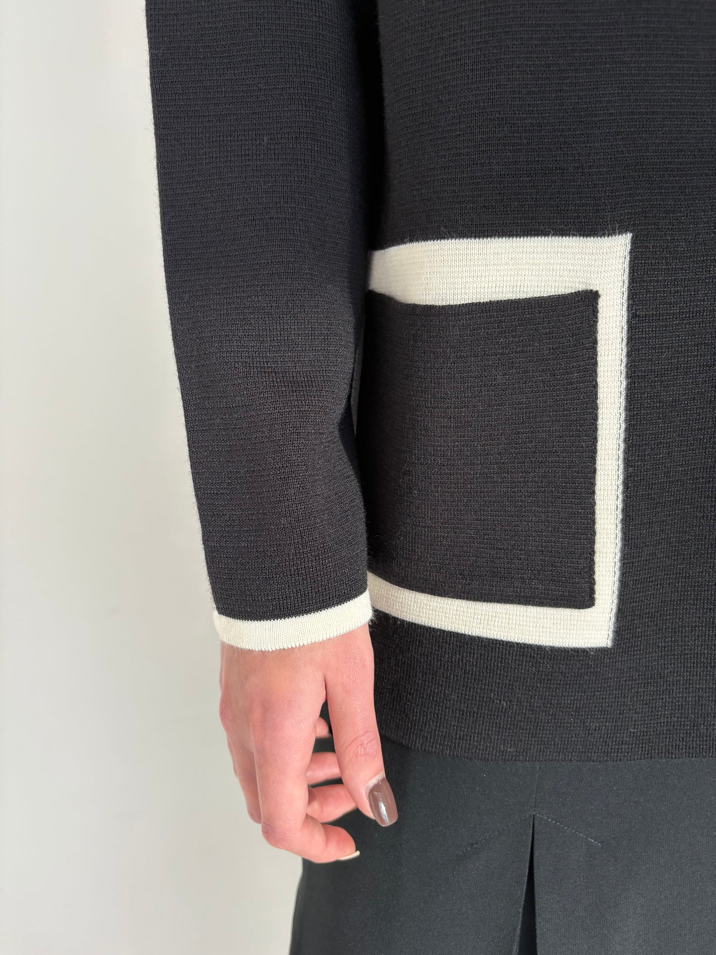 Cardigan negue în stil Chanel cu paspoal ivorie și aplicații manuale