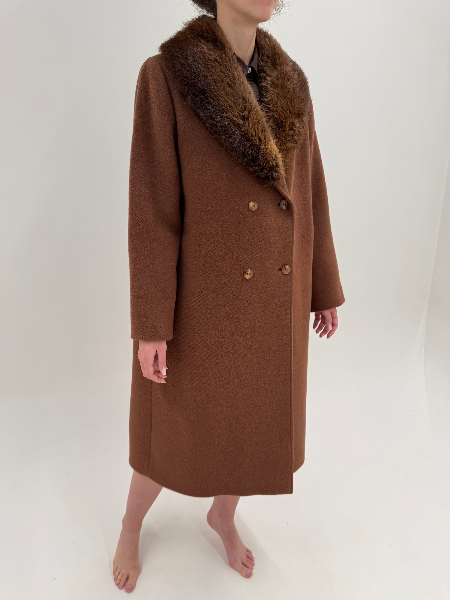 Palton in croi elegant sculptural italian de brand luxury cu blană naturală