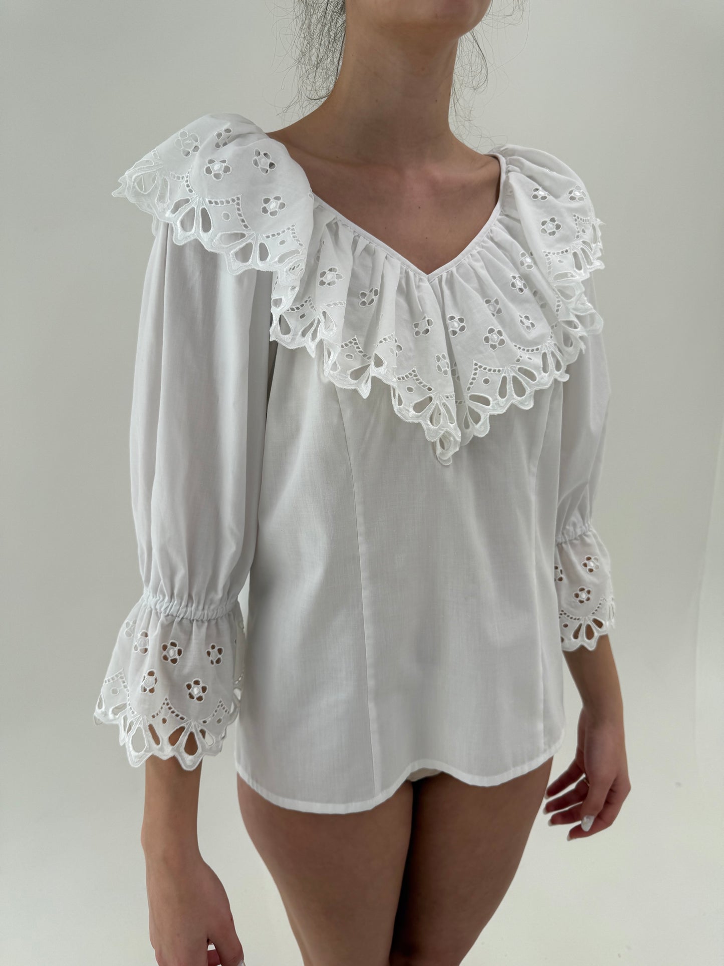 Cămașa vintage cu guler amplu și broderie anglaise superbă