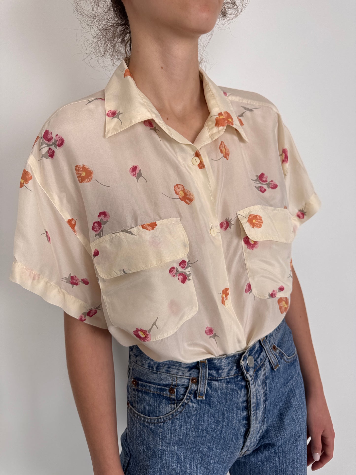 Cămașa din mătase naturală butter white cu print floral delicat