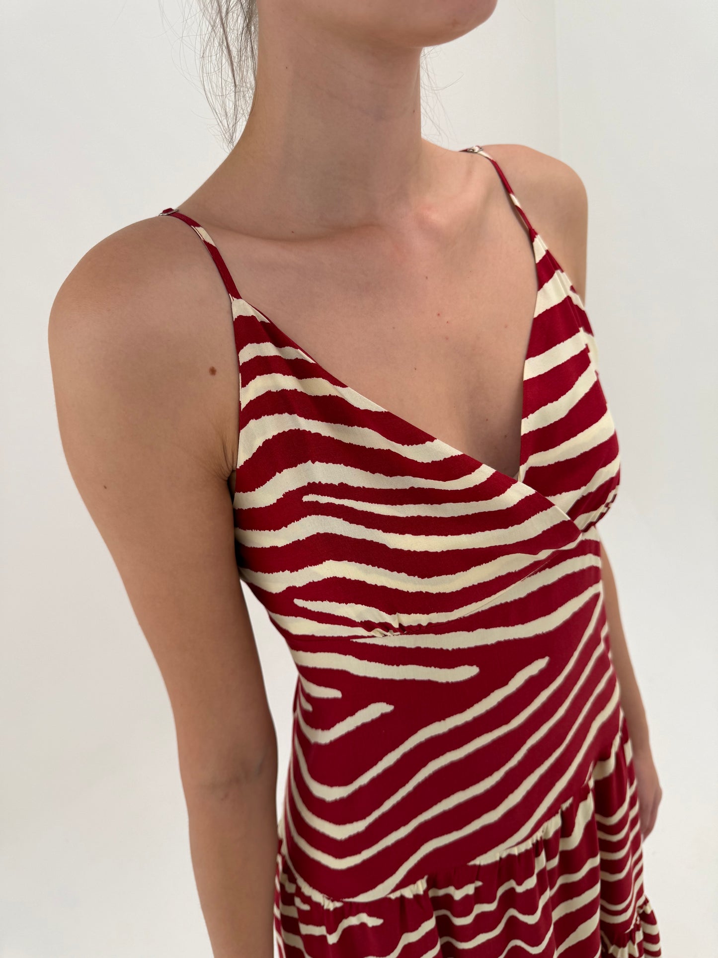 Rochie camel și burgundy super vaporoasă cu animal print stilizat