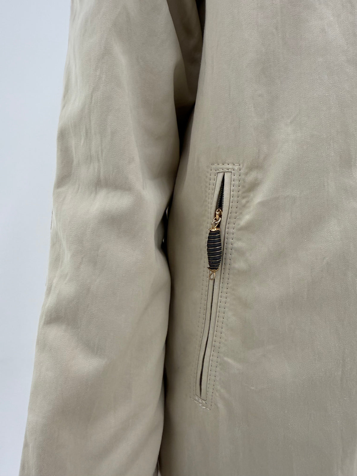 Trench Max Mara clasic camel cu trăgători decorativi în croi clasic și interior matlasat