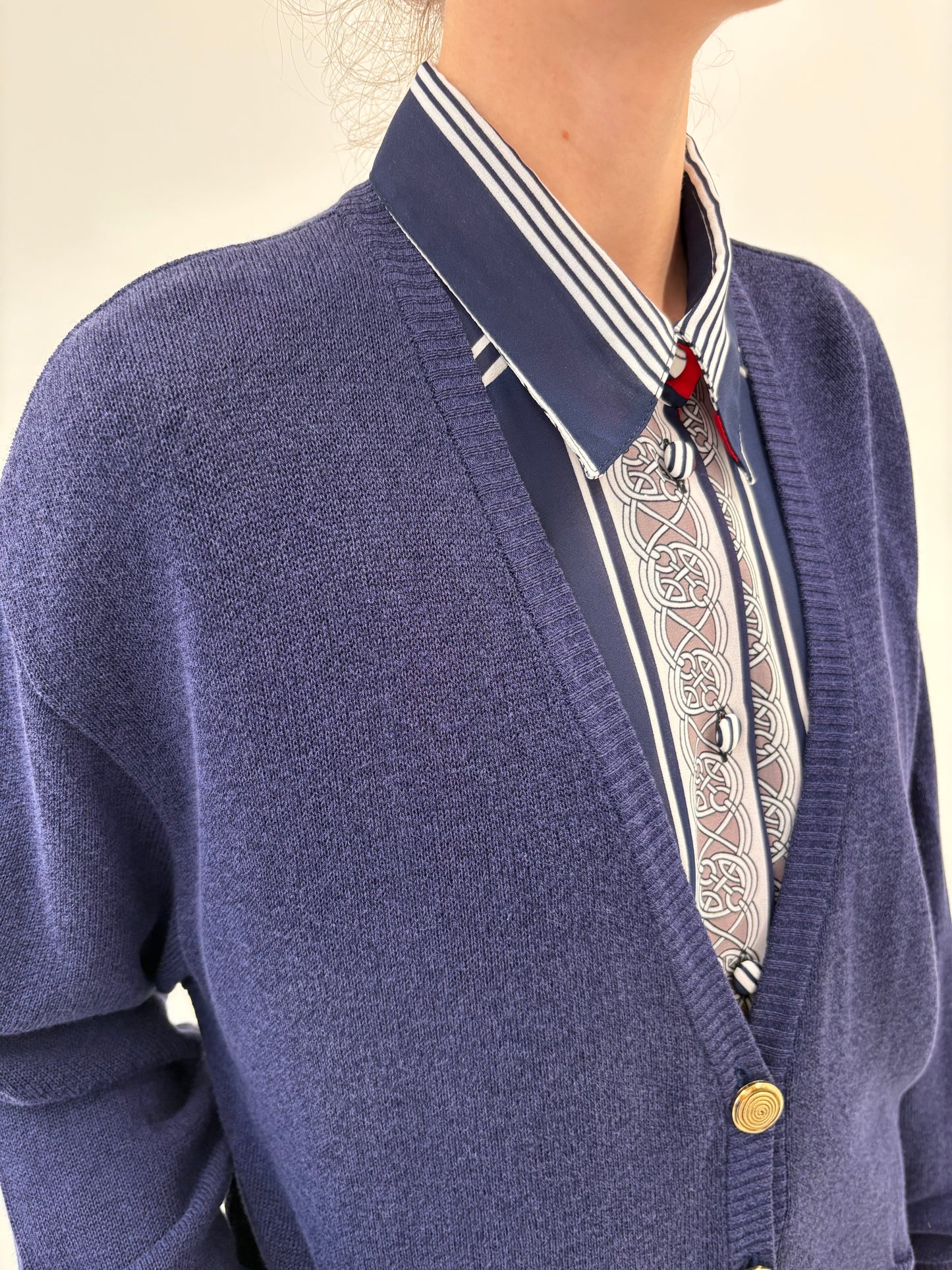 Cardigan vintage Navy blue cu tiv rotunjit și emblemă brodată