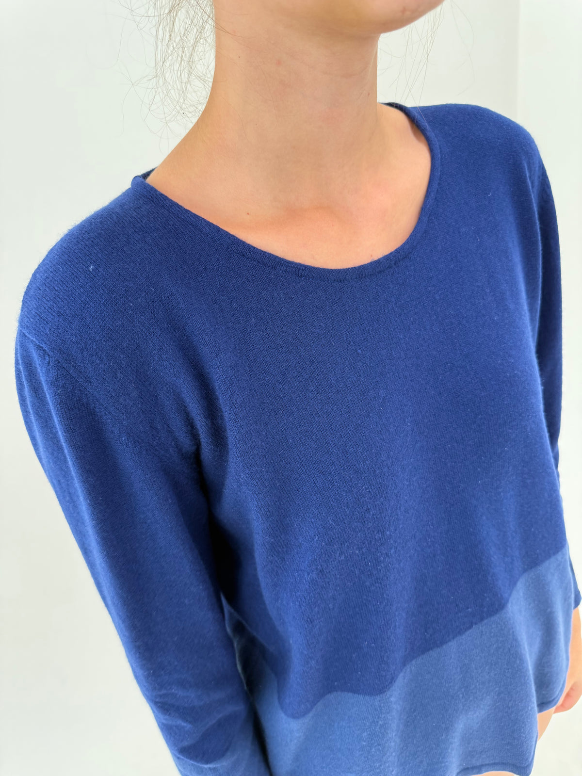 Pulover italian din cașmir colorblock în nuanțe de albastru crew neck