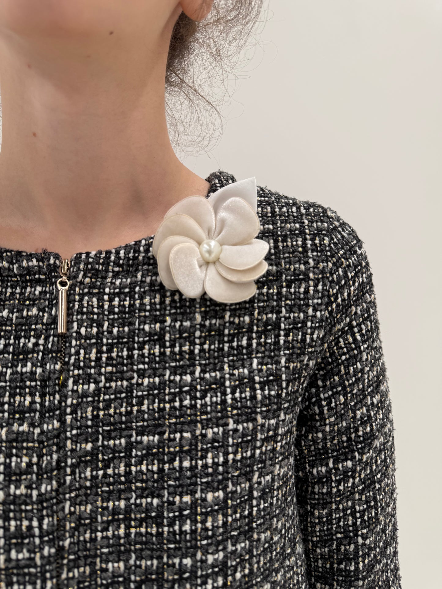 Jacheta în stil Chanel din tweed de lana cu broșă camelie inclusă