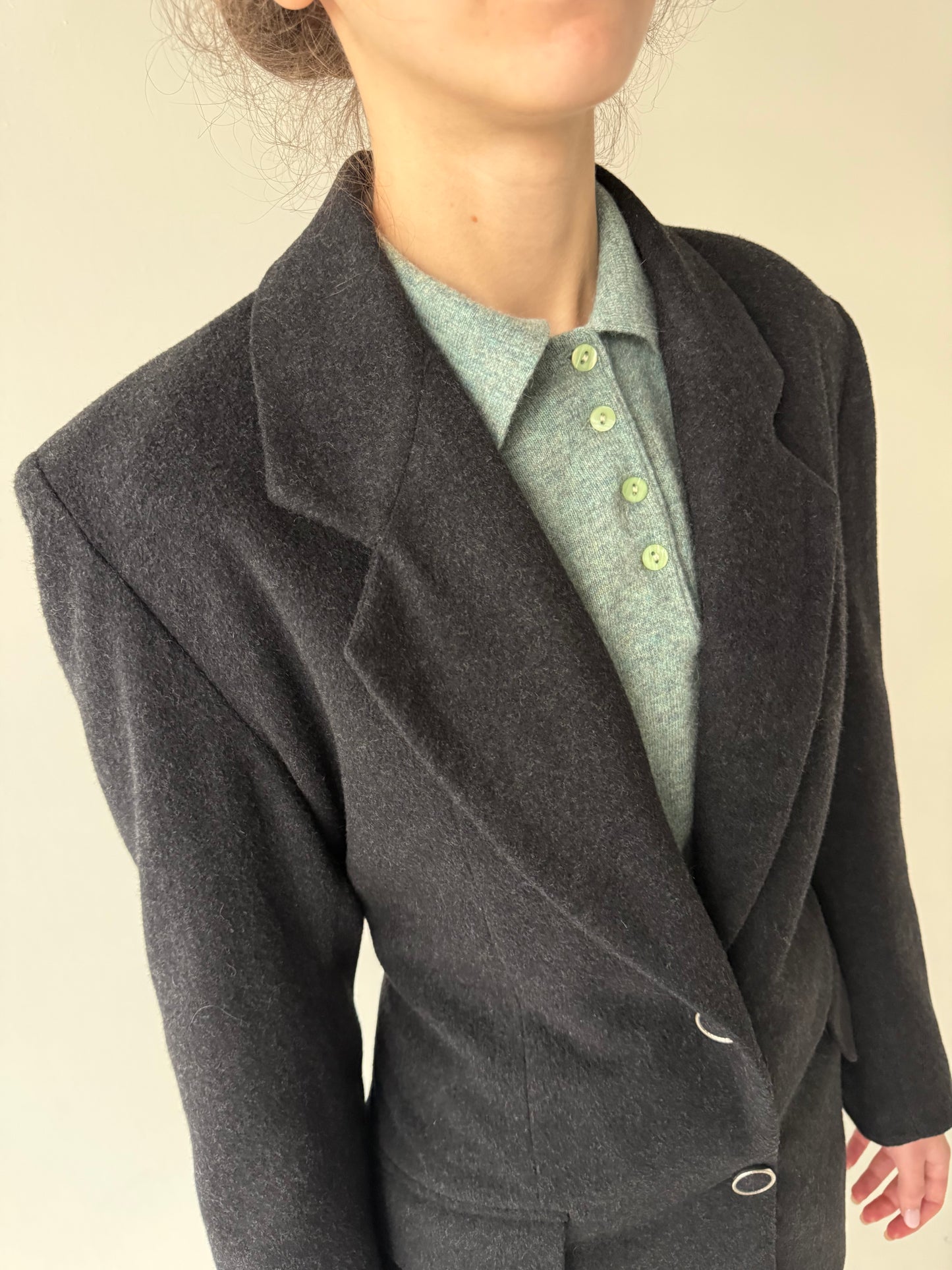 Sacou în croi lung și cambrat cu revere late din stofă plina