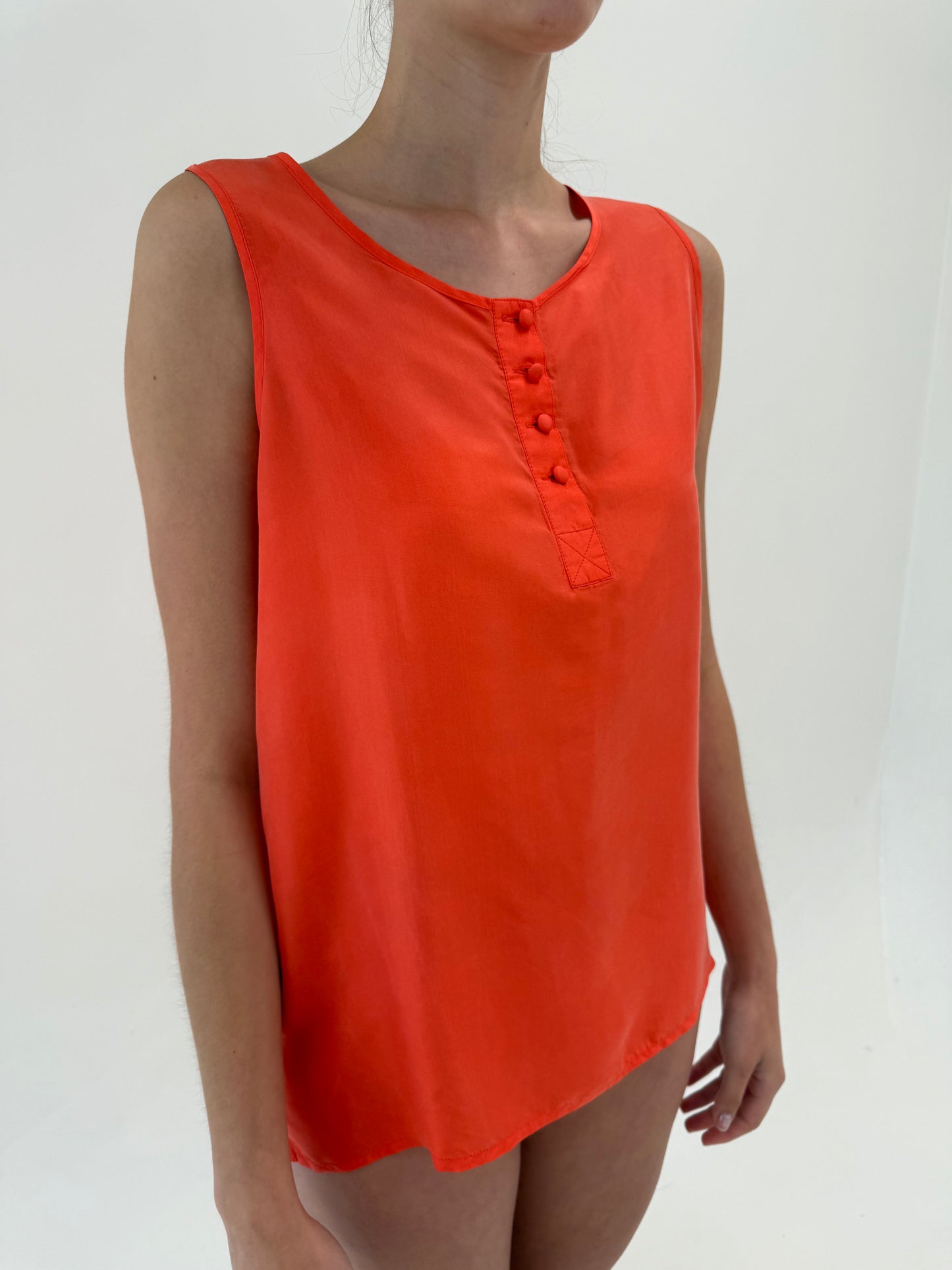 Top coral red din mătase naturală în croi minimalist