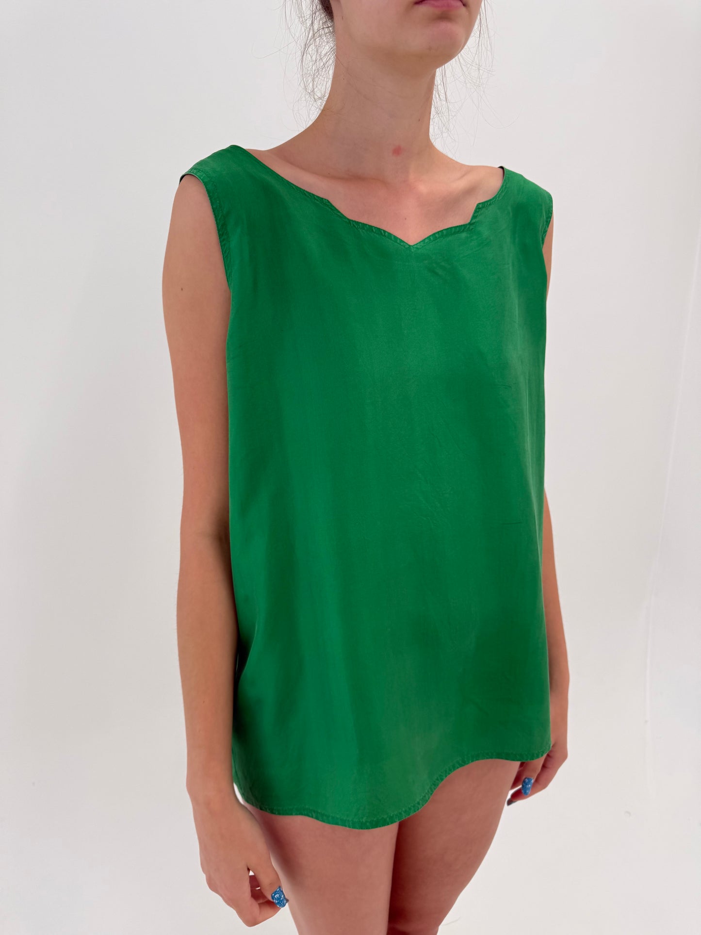 Top emerald green din mătase naturală în croi minimalist cu decolteu chic