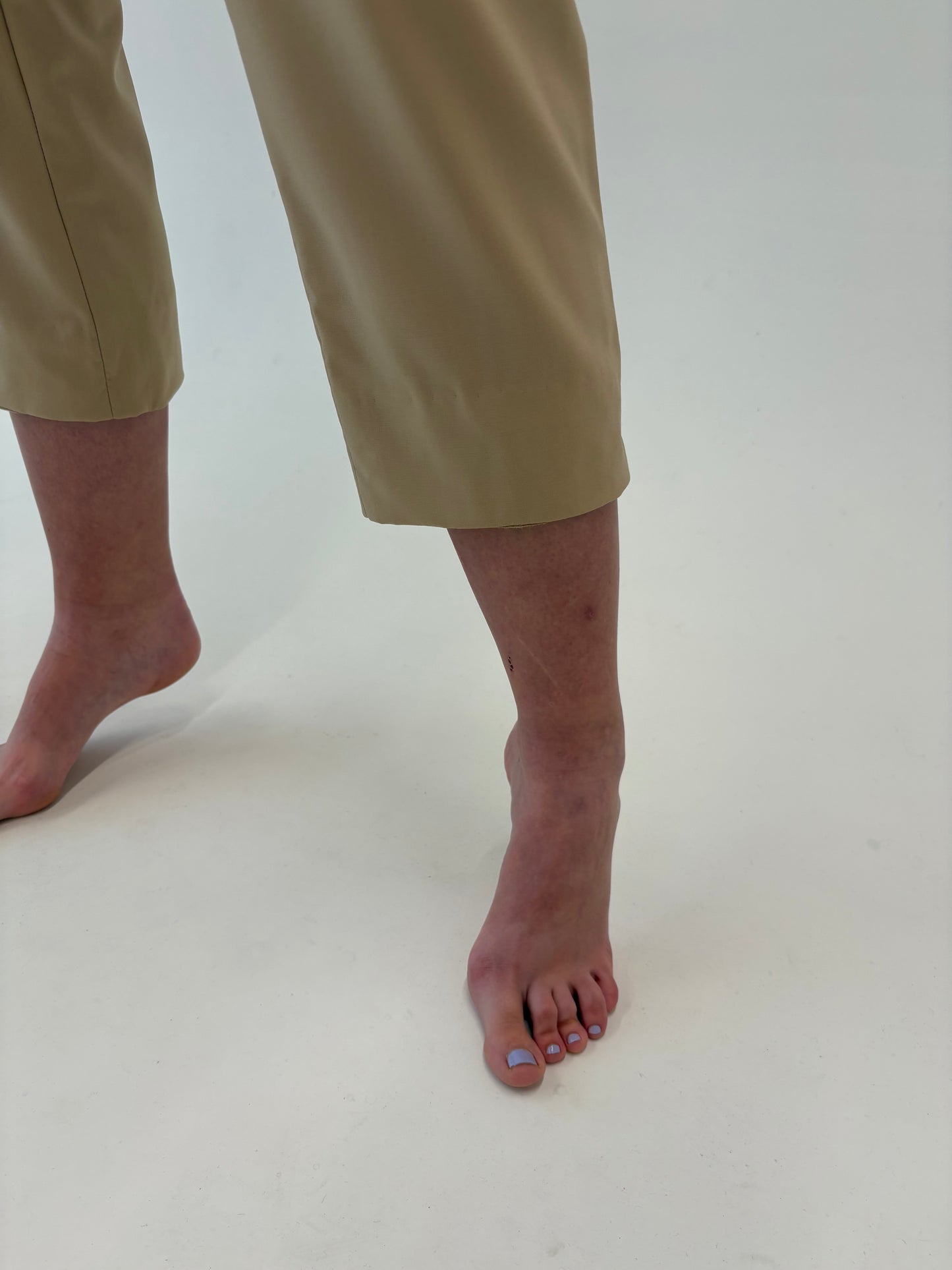 Pantaloni camel petite din lana extrafina cu talie ușor mai generoasă