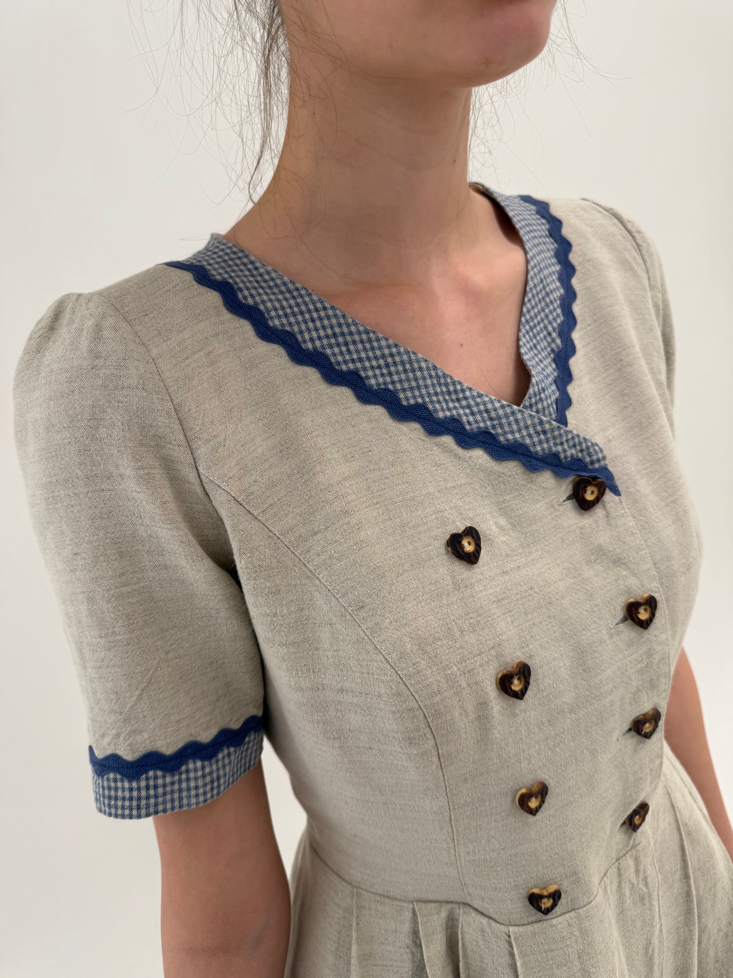 Rochie vintage din pânză grea de in cu corsaj și talie ultra marcată midi