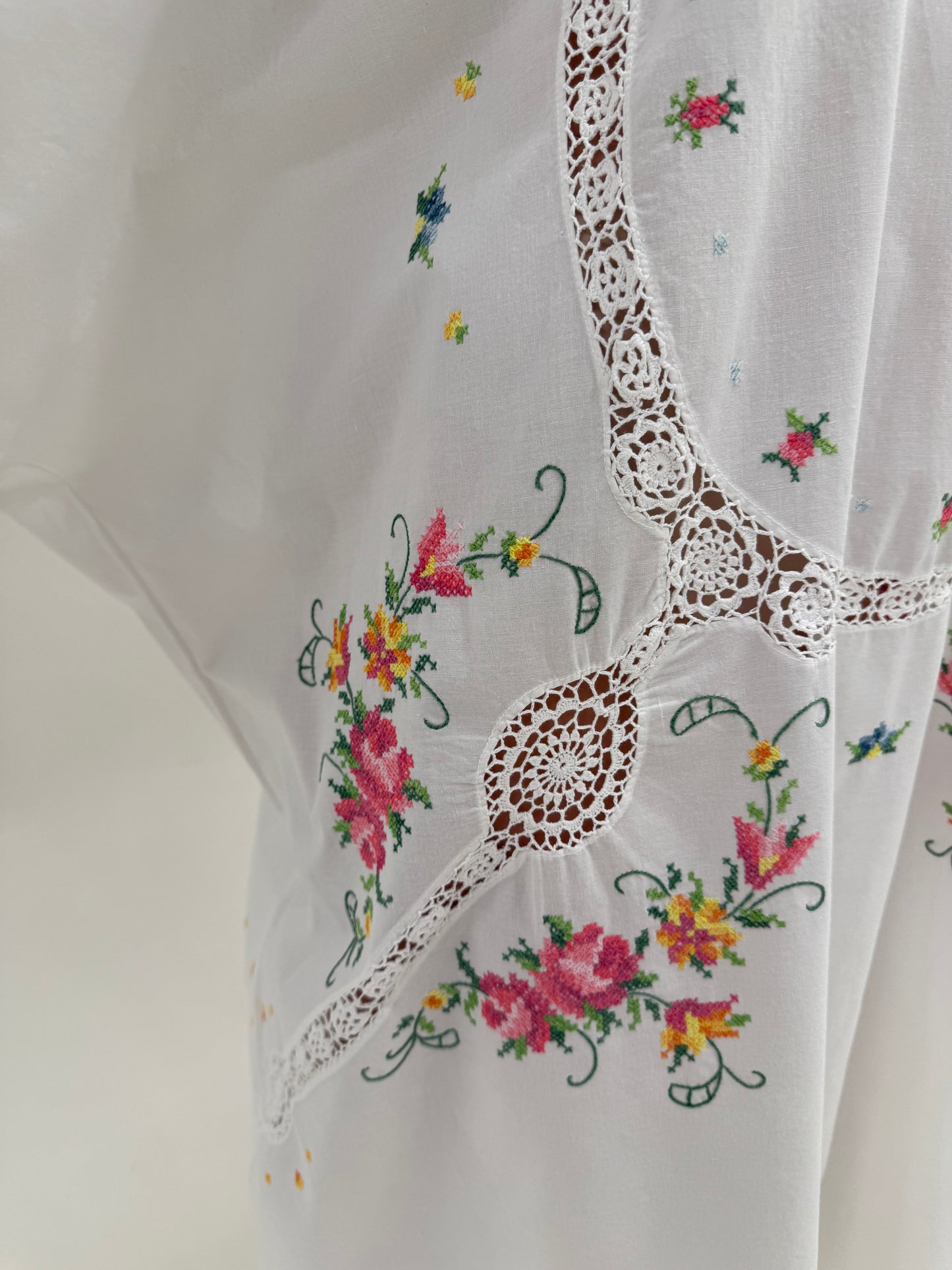 Kaftan excepțional cu broderie manuală superbă colorată și macrame fin lucrat manual