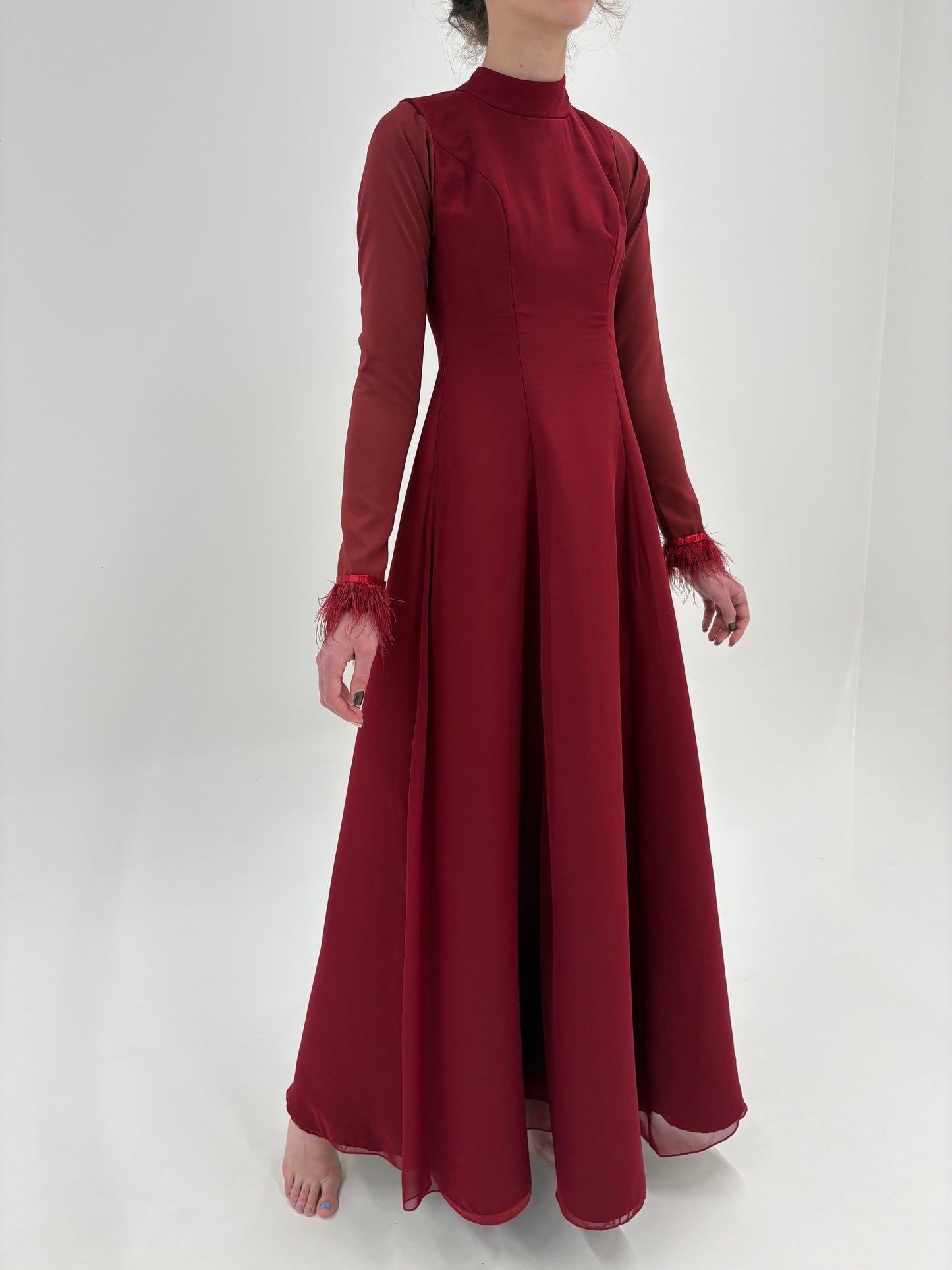 Rochie maxi burgundy de seară cu talie ultra înaltă și pene naturale cu spate reglabil