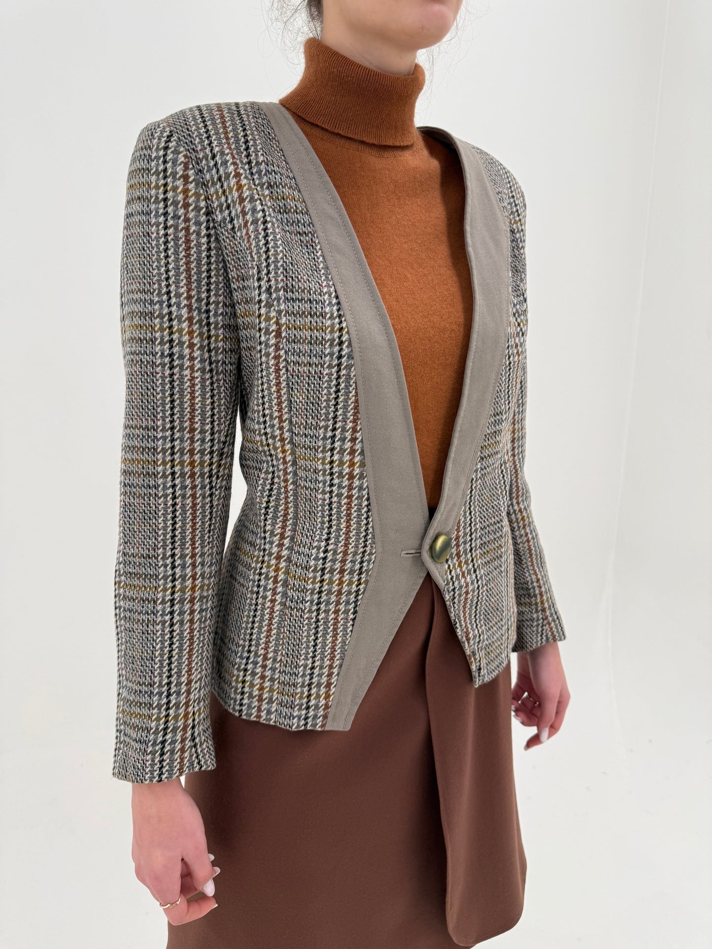 Sacou cambrat în croi minimalist în carouri și închidere tip smoking