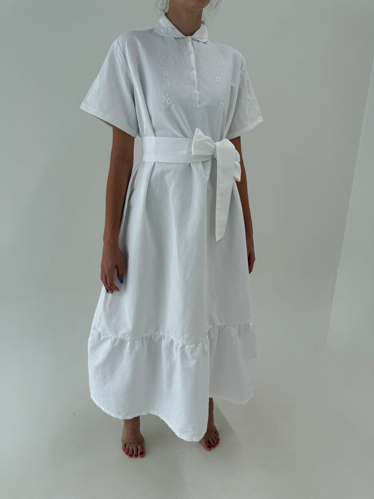Rochie maxi bijuterie din in excepțional cu broderie manuală delicată și cordon lat