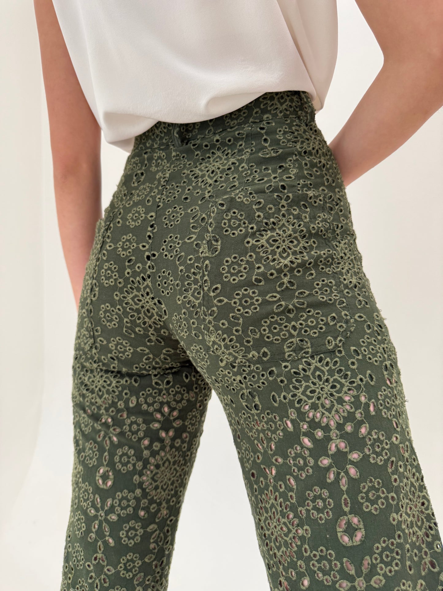 Pantaloni petite din bumbac integral brodat cu talie extrem de înaltă