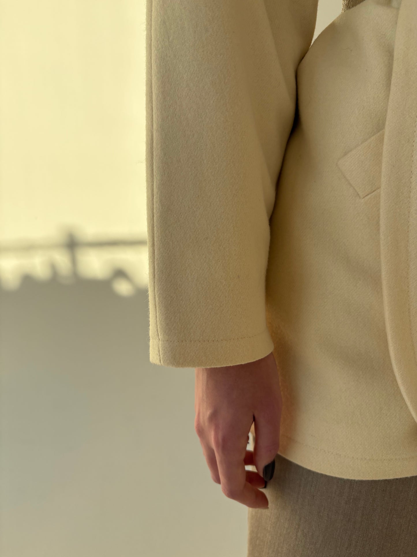 Palton butter white în croi retro modern din lana extrafina