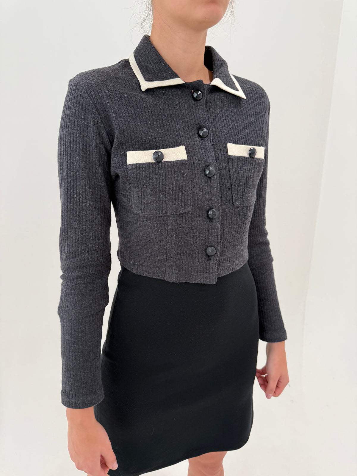 Jacheta / cardigan din mix de lana extrafina ribbed cu inserții ivoire în croi cropped cambrat