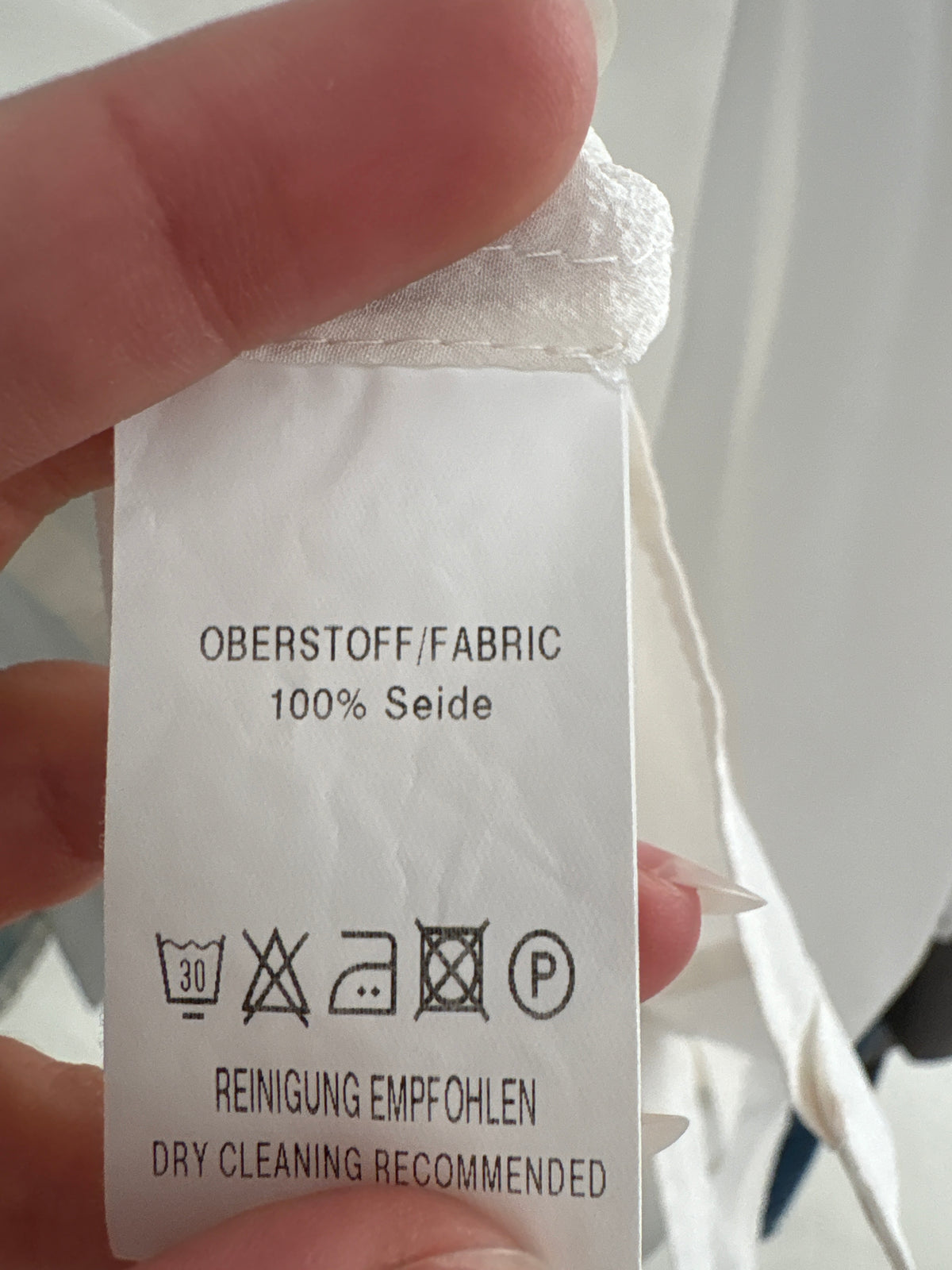 Cămașa petite din mătase naturală cu panglică la gât