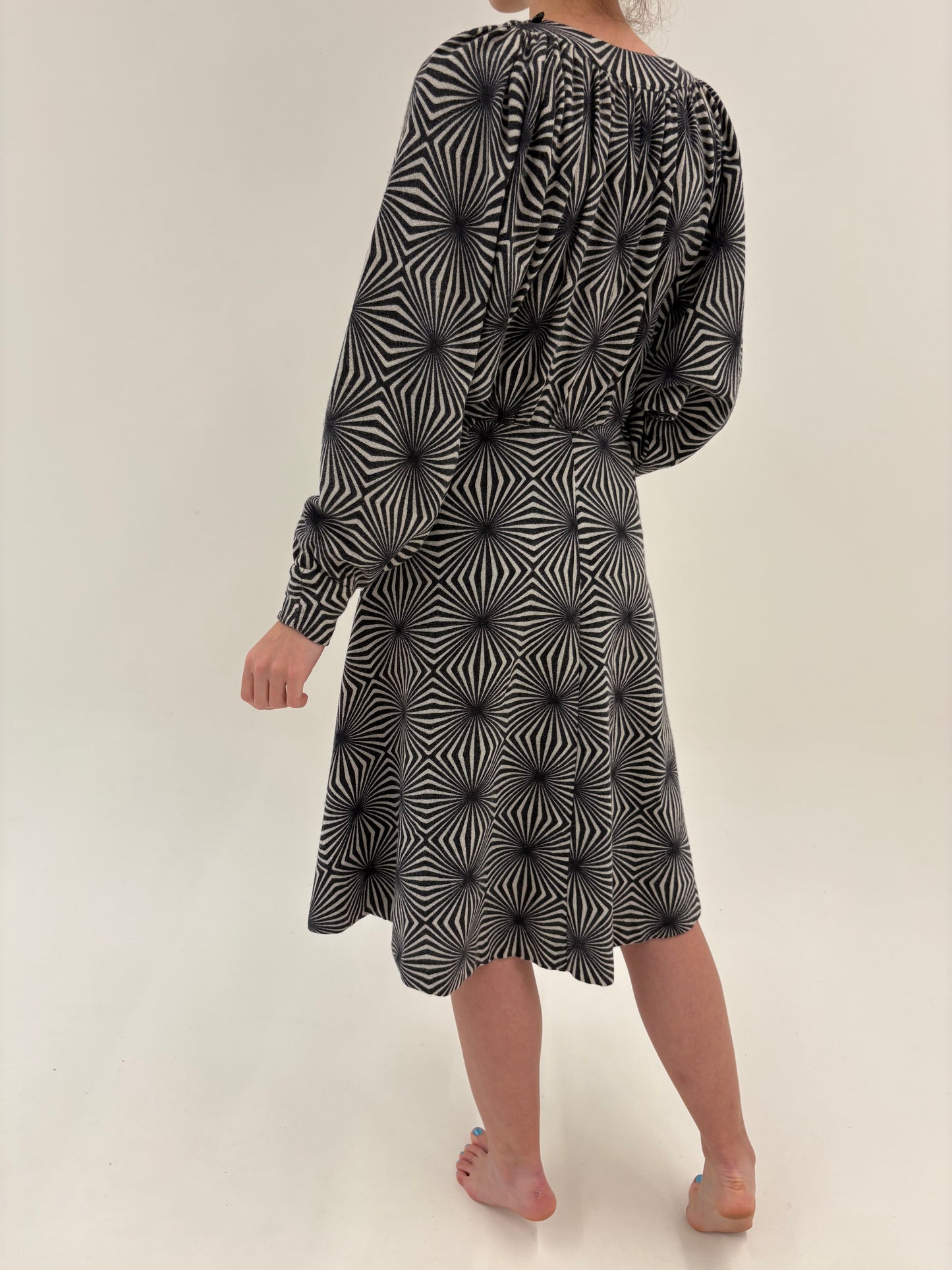 Rochie vintage cu print geometric alb-negru din lana extrafina și talie marcată