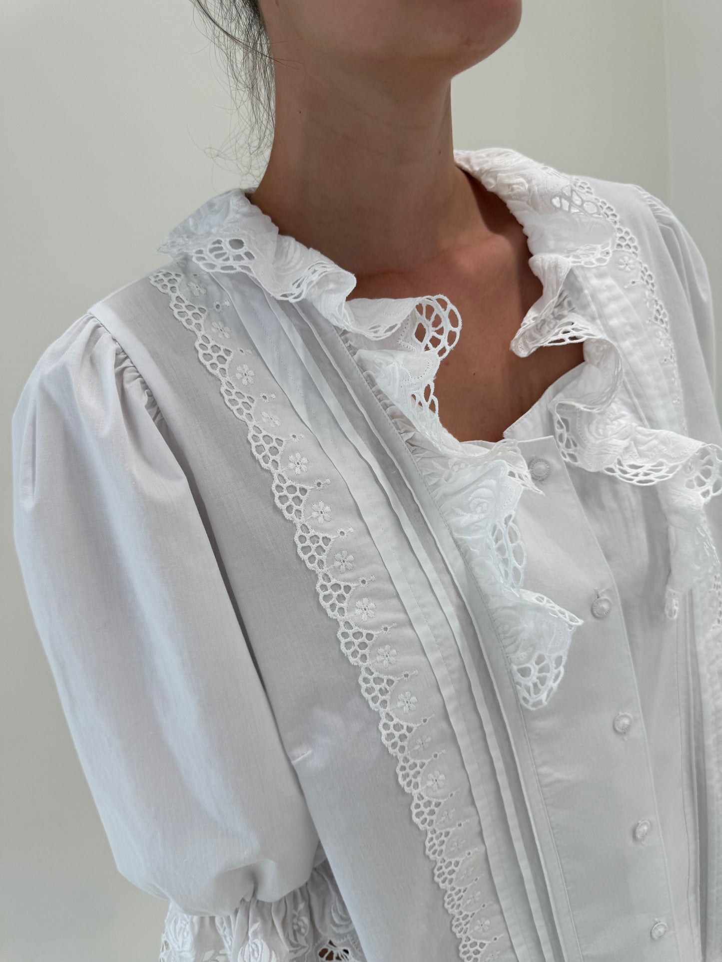 Cămașa vintage cu broderie anglaise, dantelă și mâneci bufante din bumbac