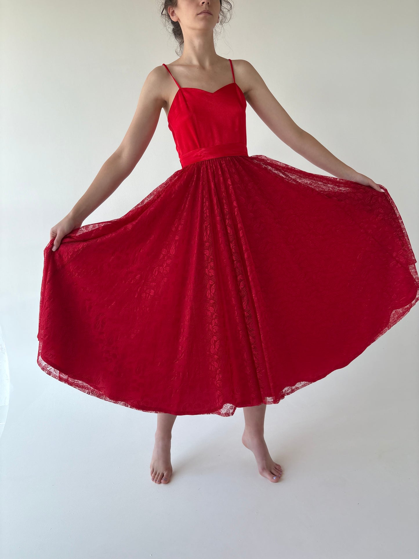 Rochie vintage super amplă cherry red în croi de ani 50