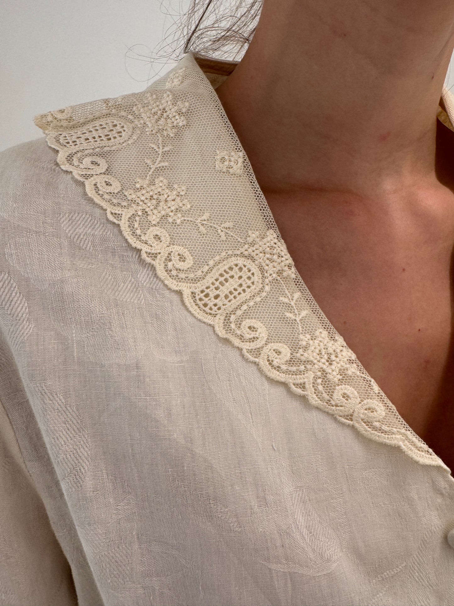 Corsaj din pânză extrafina de brand luxury vintage butter white cu dantelă chantily