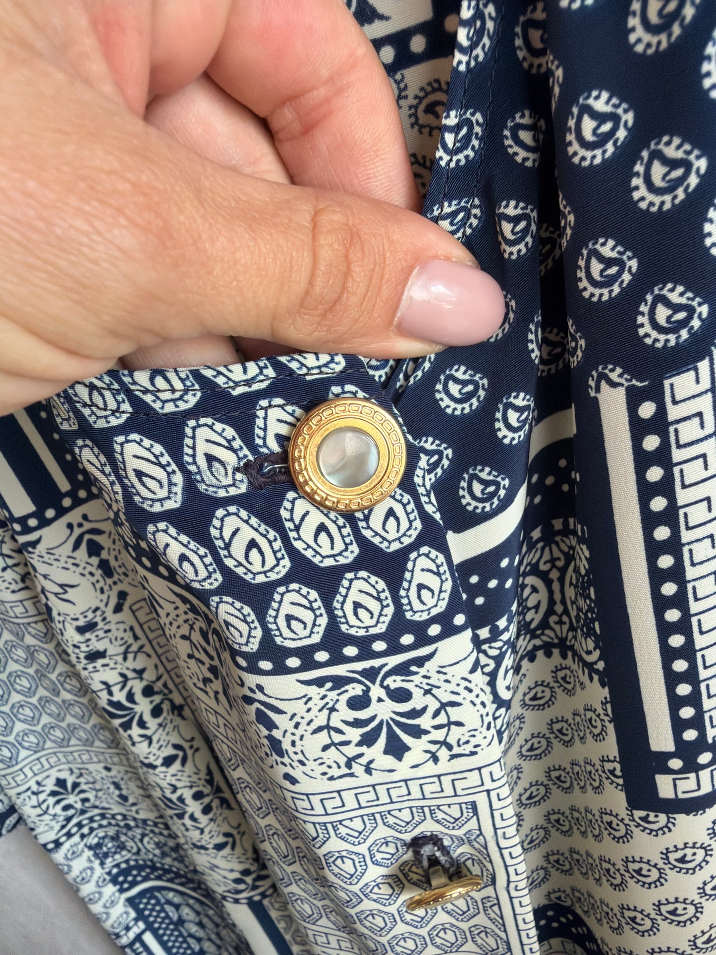 Rochie vintage maxi vaporoasă cambrata cu nasturi metalici aurii bijuterie