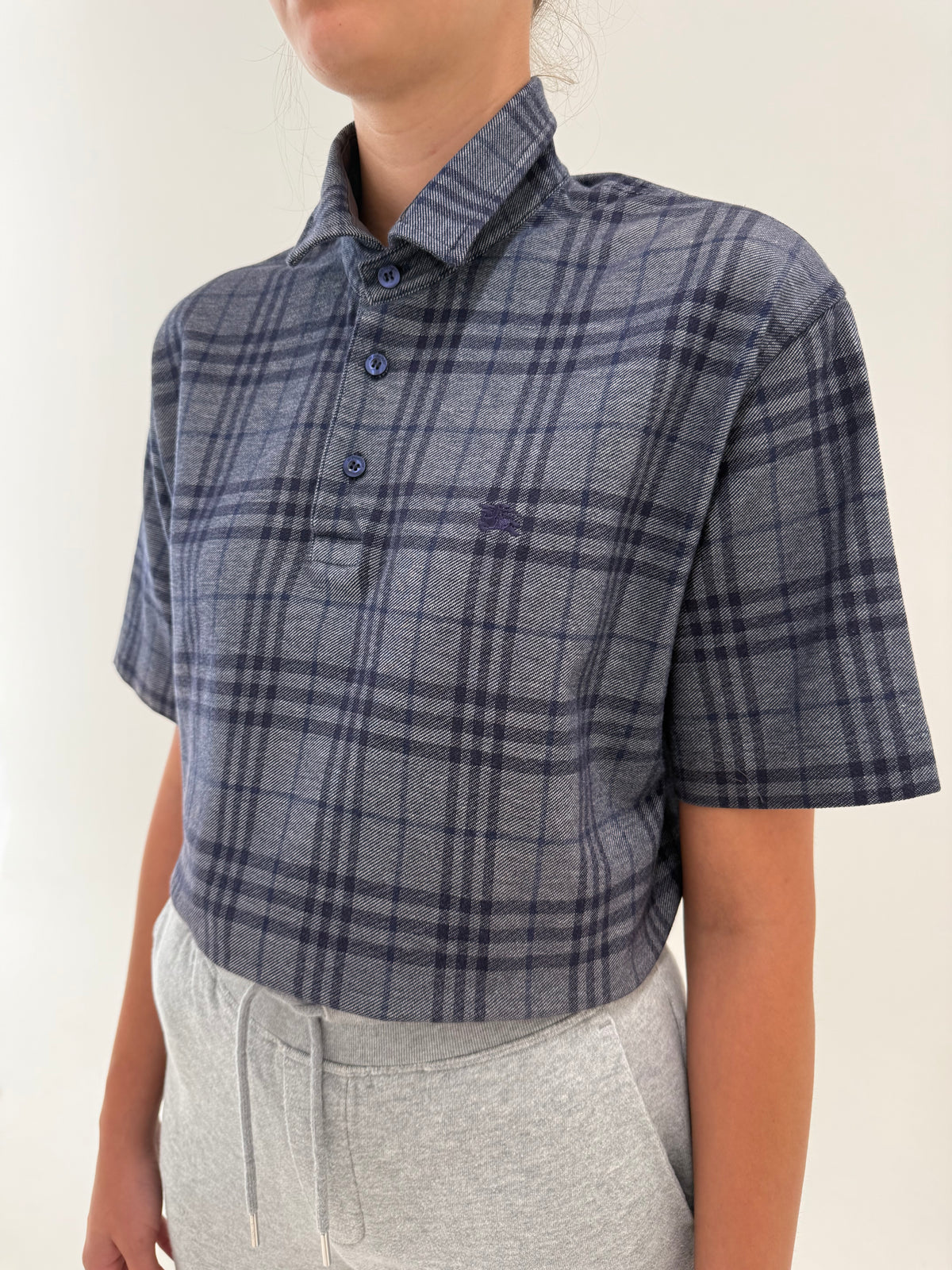 Top polo Burberry din bumbac gros în print specific brandului și nuanțe de jeans blue