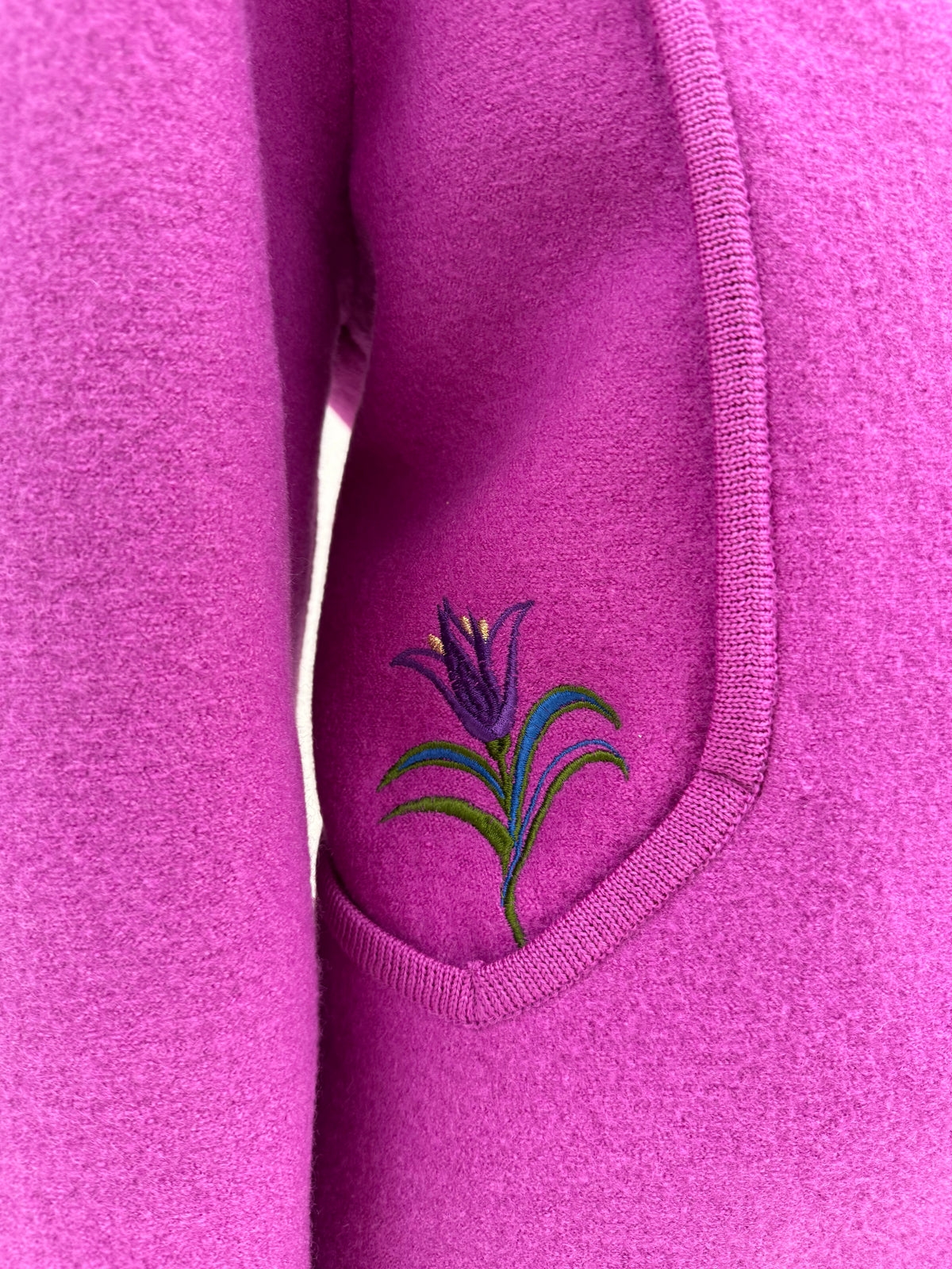 Jacheta cambrata din boiled wool fucsia in croi feminin cu broderie și nasturi metalici