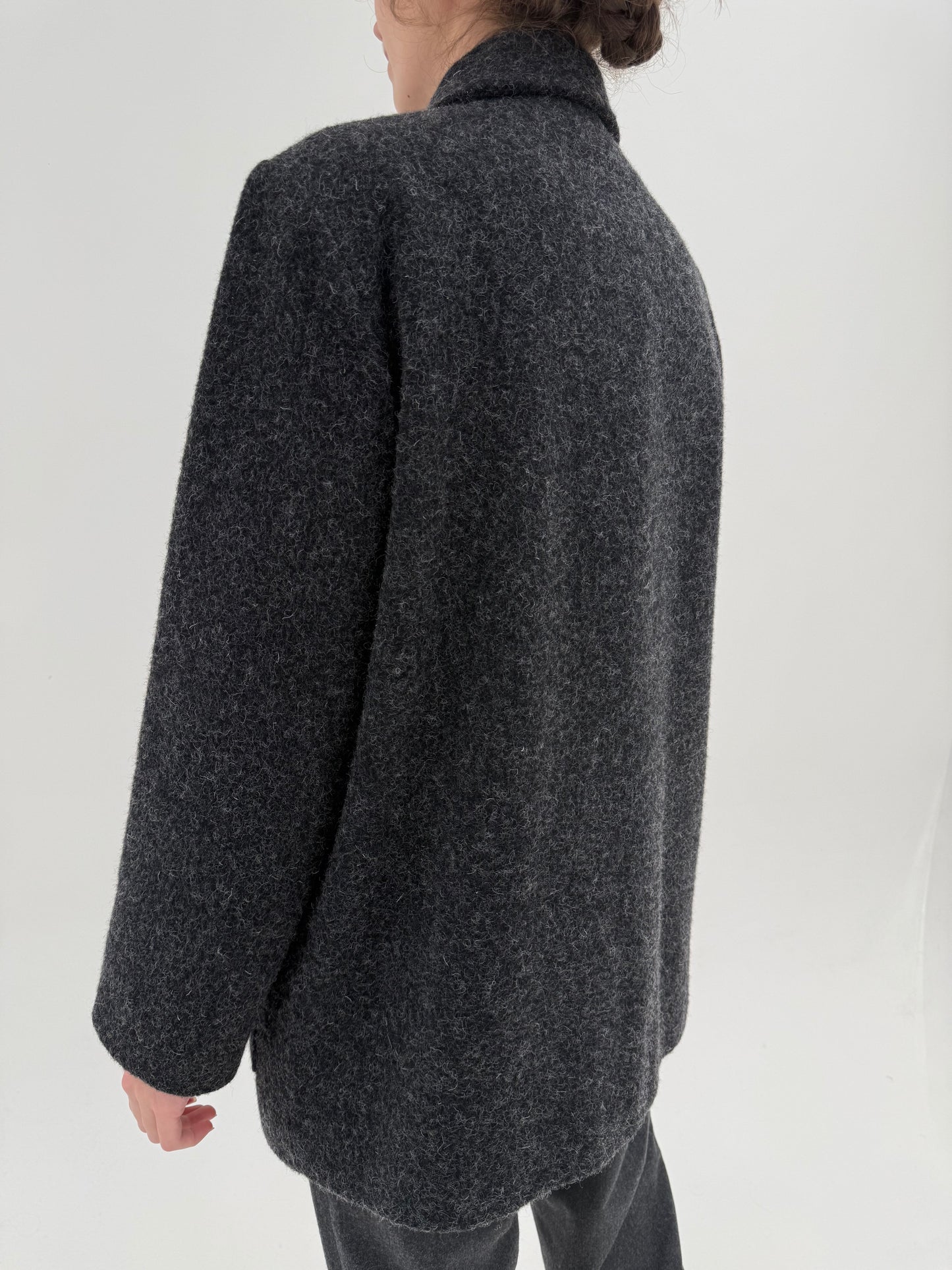 Palton din lana groasă charcoal gray în croi minimalist revenit în trend