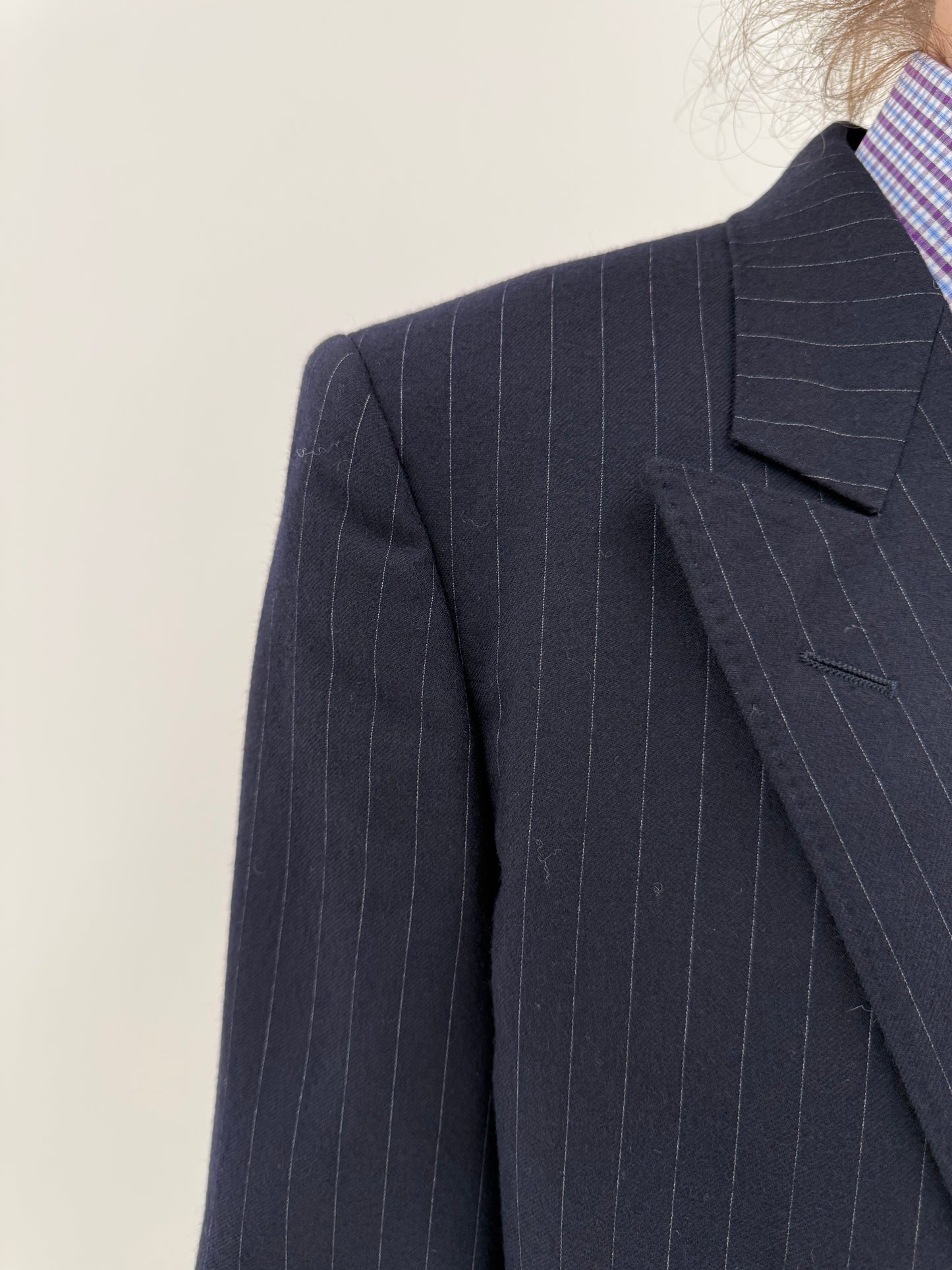 Costum ultra luxury Zegna în dungi fine verticale cu închidere dublă