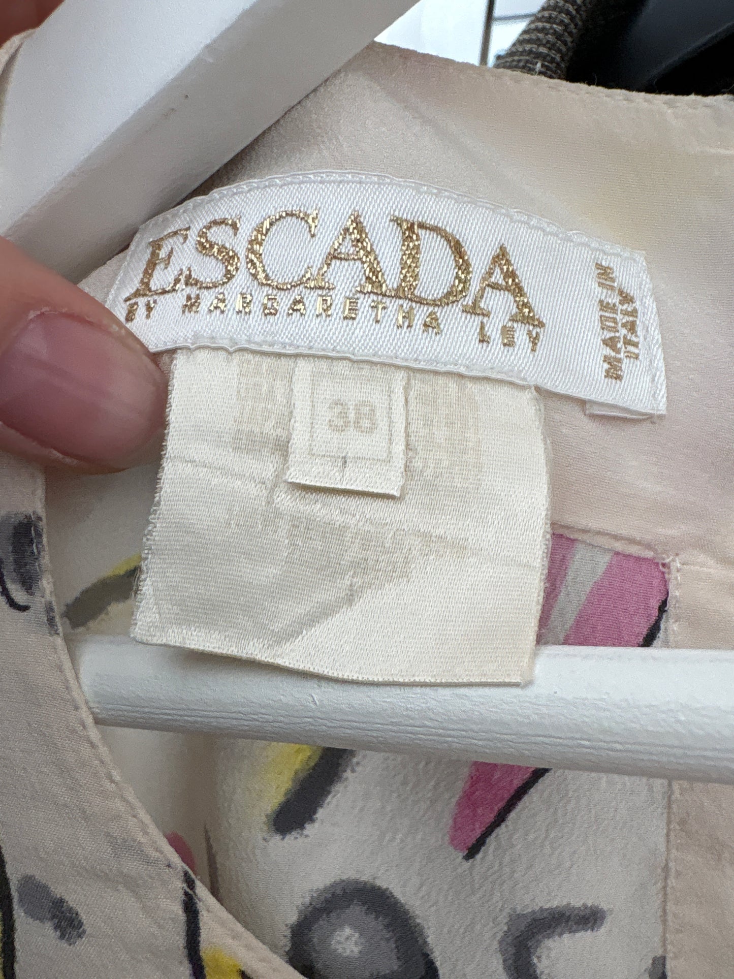Top Escada din mătase naturală cu print în culori superbe și croi minimalist