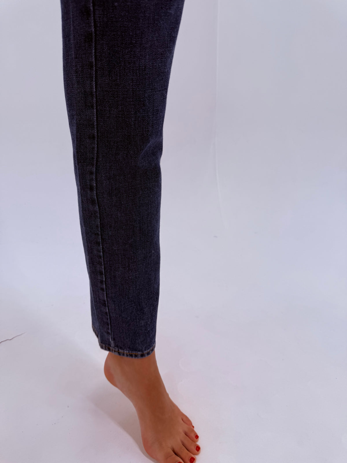 Jeans Dolce&Gabbana ‘Glamour’ straight leg in croi super revenit în trend
